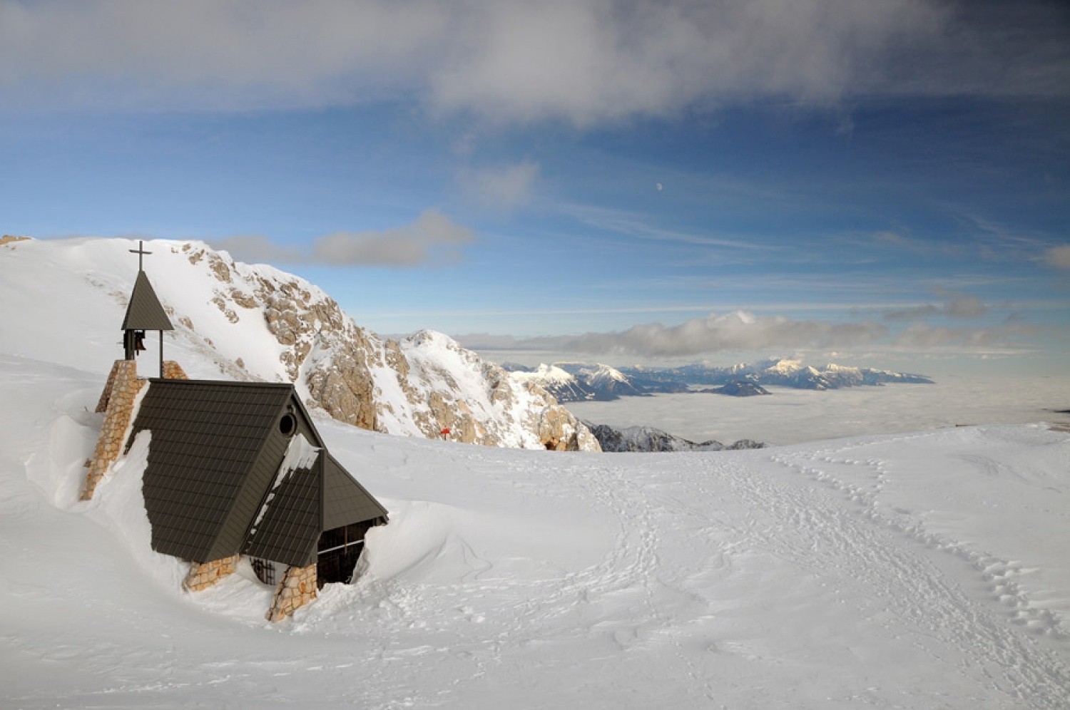 Zasnežena kapela Marije Snežne