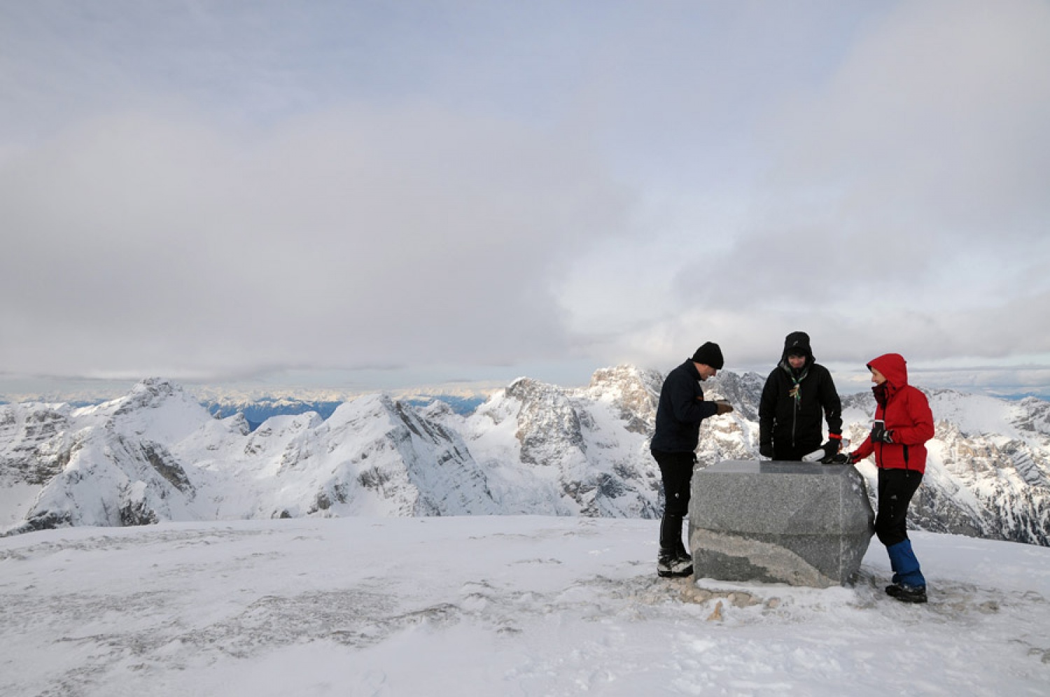 Trojica med raziskovanjem okoliških gora