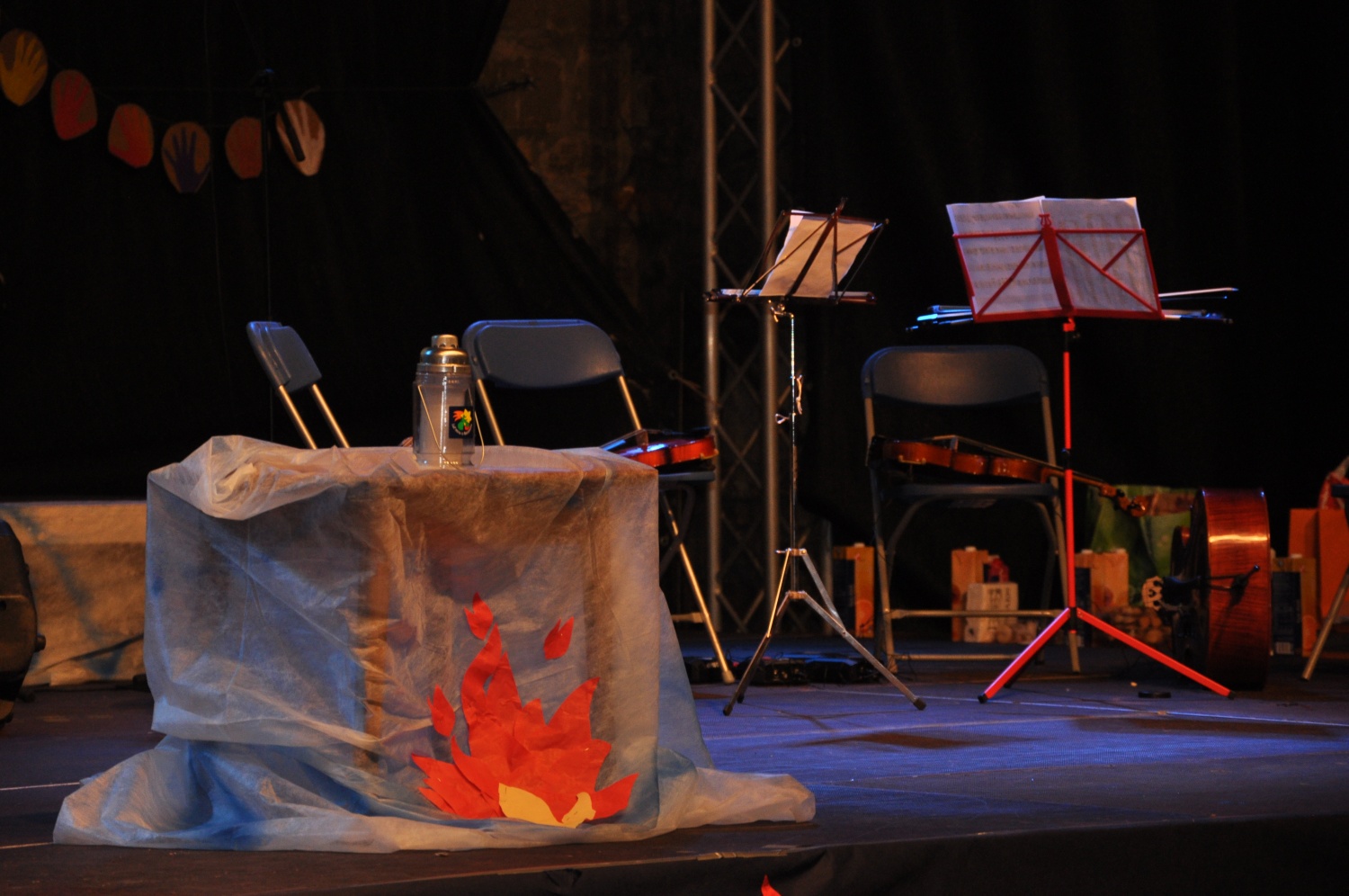 Sveča že čaka, da jo prižge plamen miru.