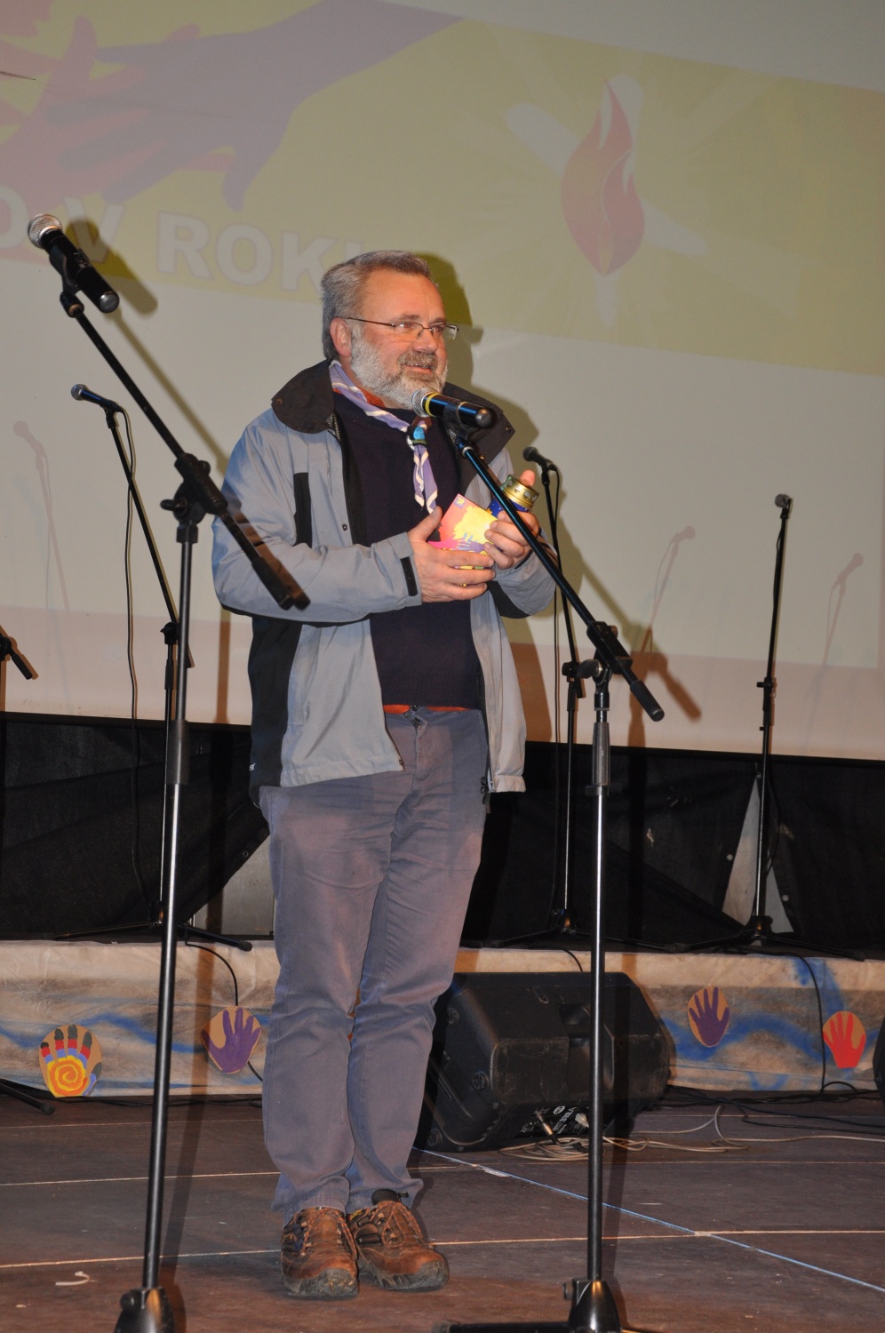 V imenu škofa je svečo prevzel Janez Kobal