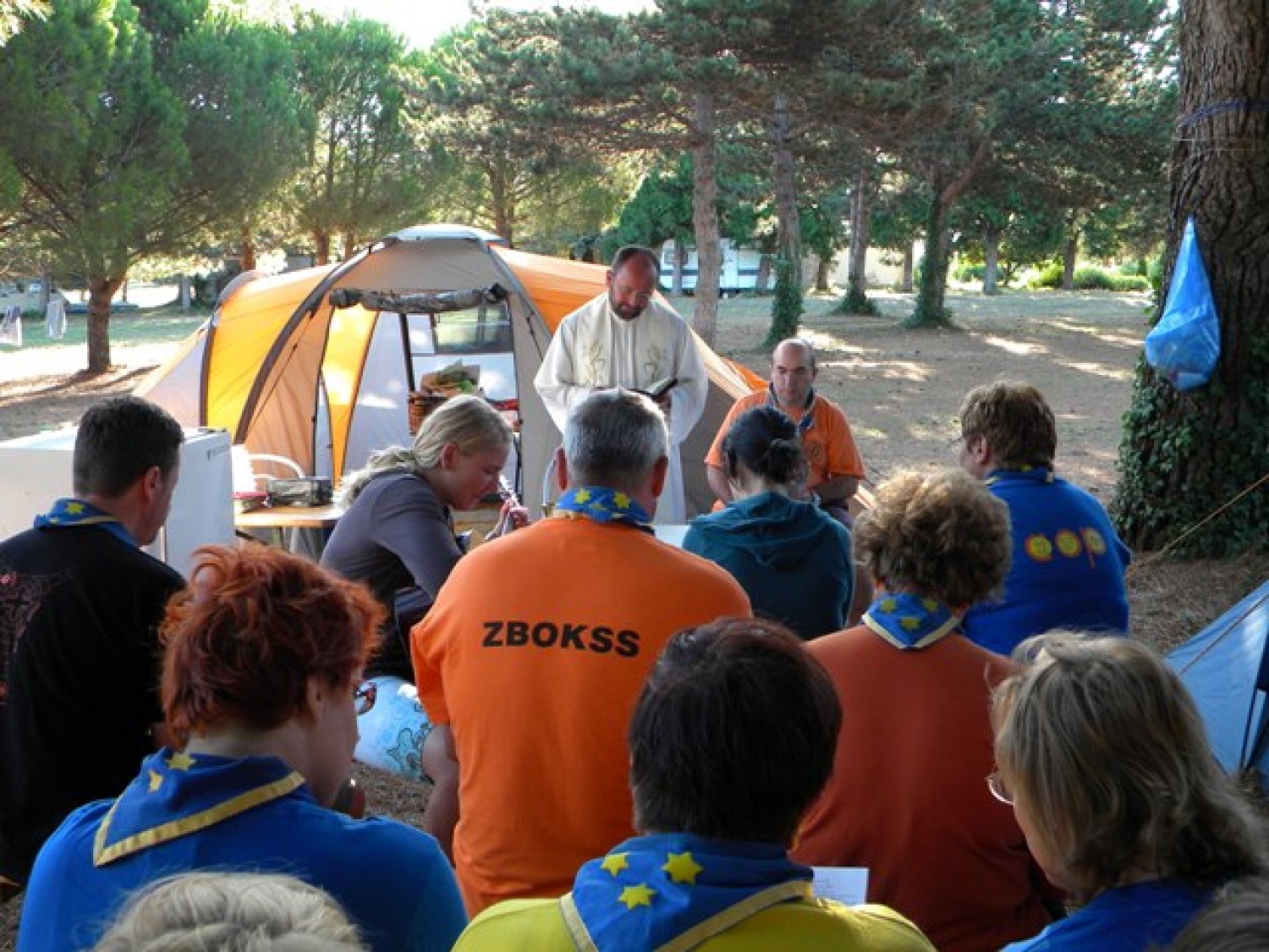 Nedeljska maša pod borovci