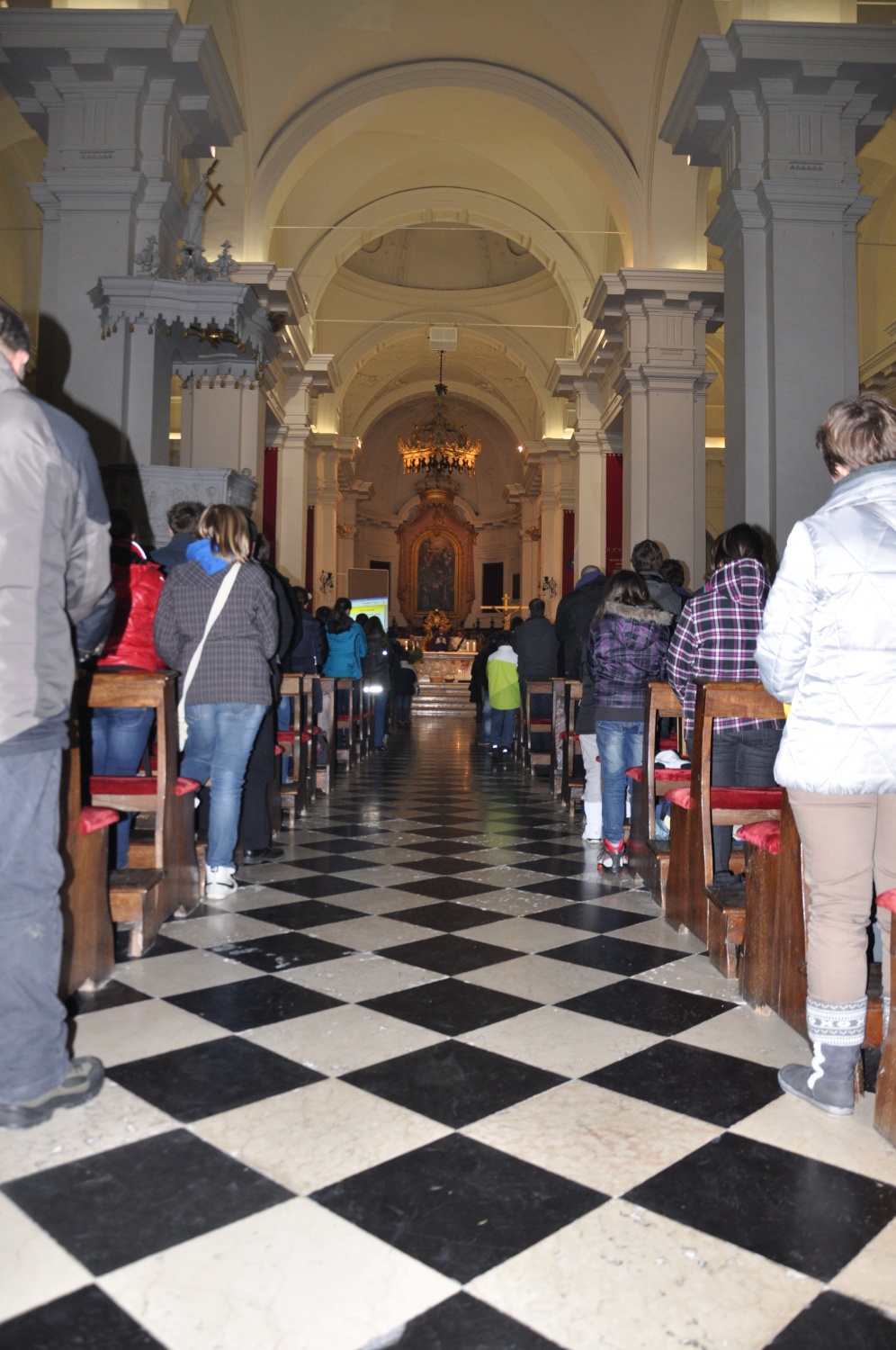 Čeprav velika cerkev se je napolnila do zadnjega kotička