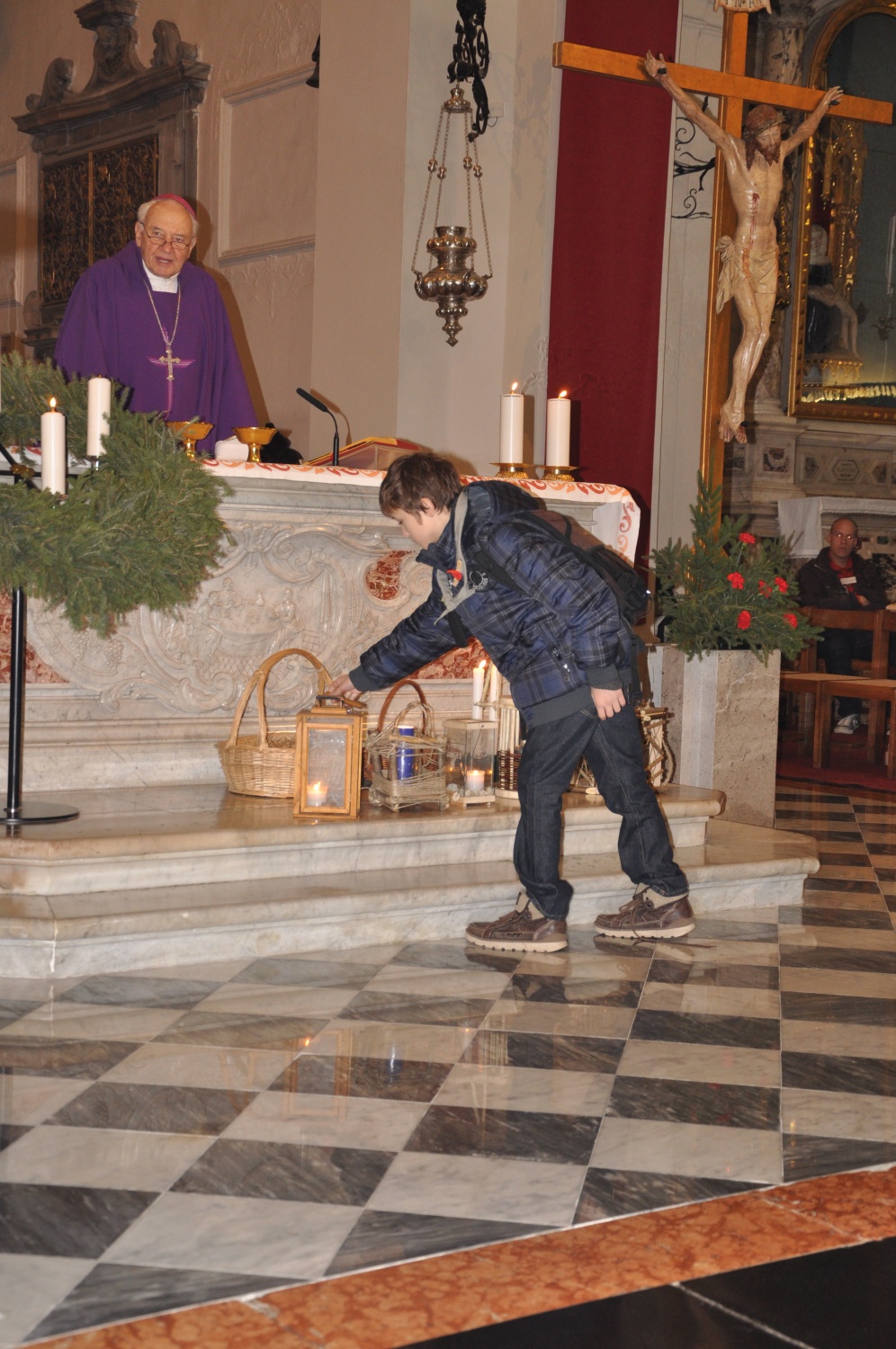 Laterne z prižganimi svečami smo tudi darovali Bogu