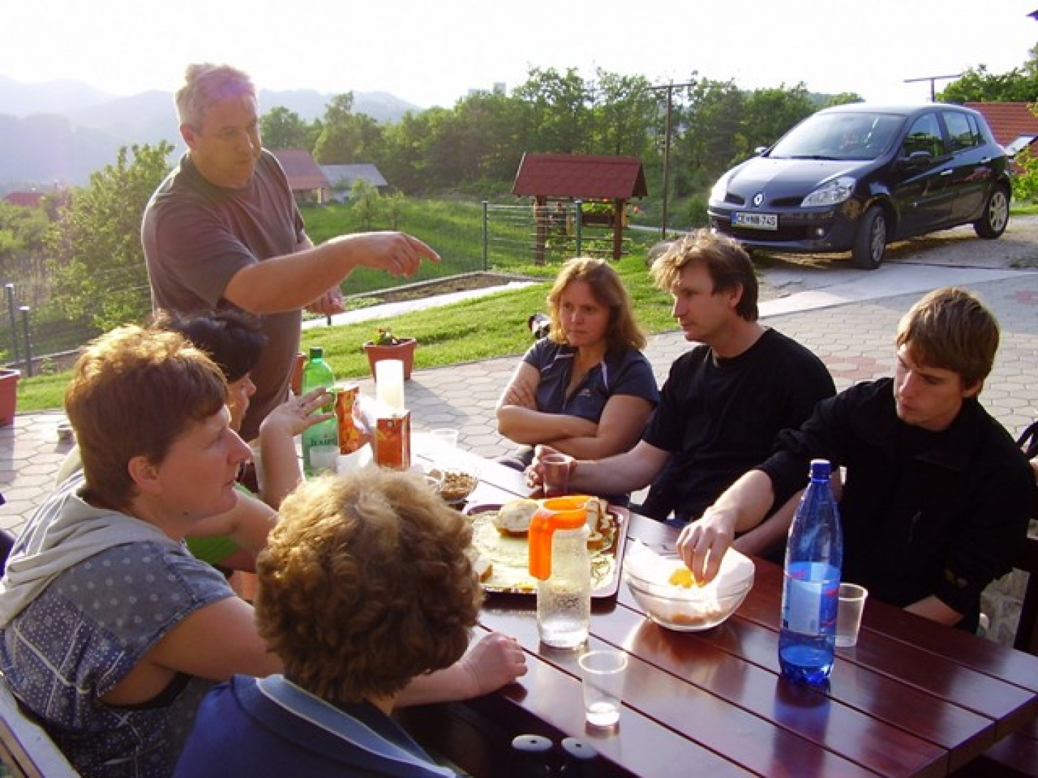 v prijetnem pogovoru