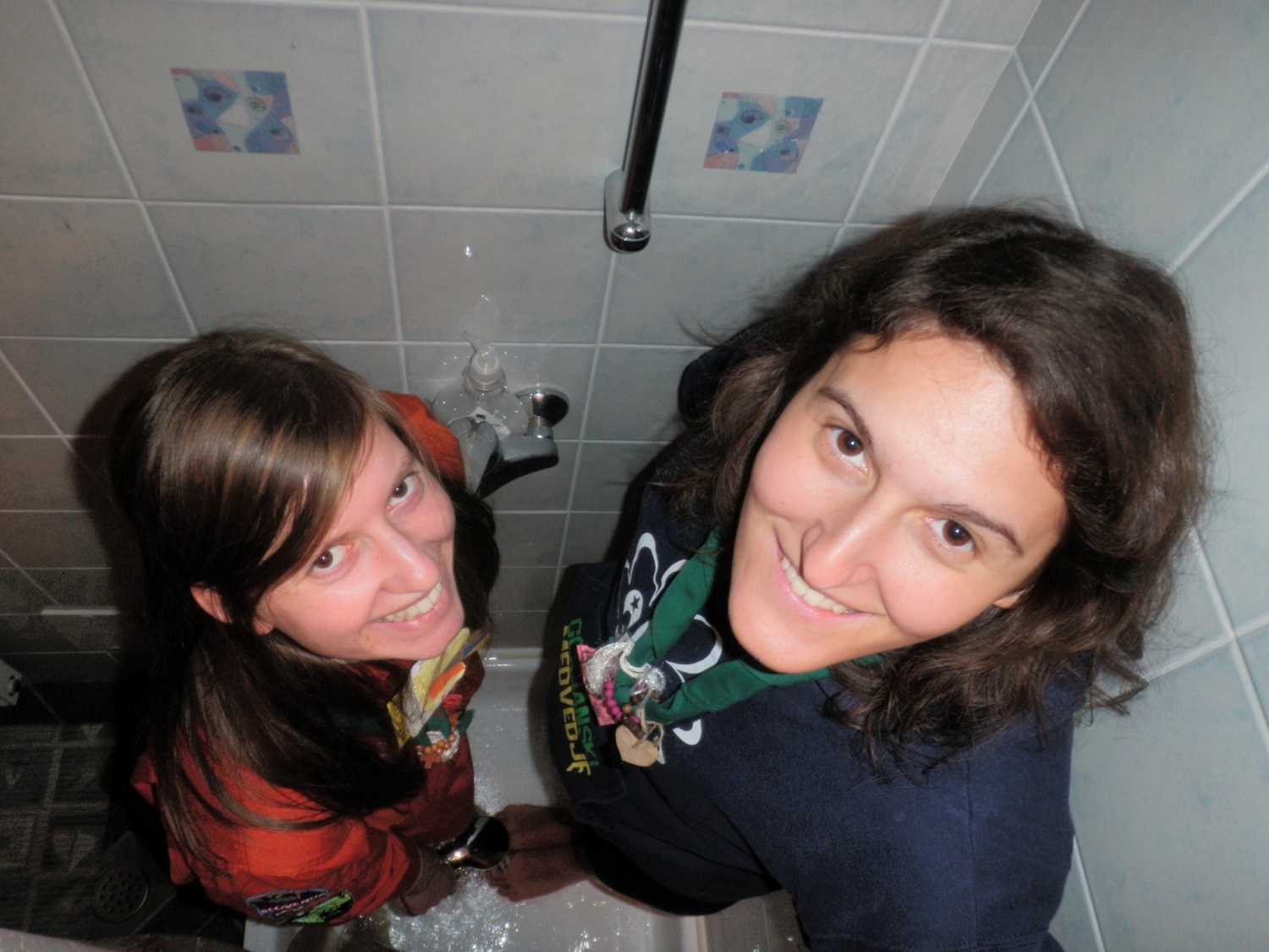 O ja, o ja, o ja, Petra in Nina si z vodo noge grejeta.