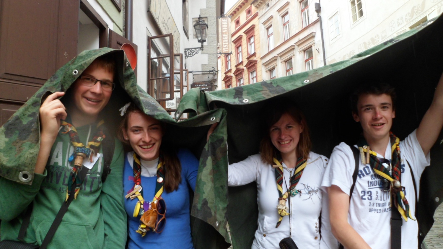 Ko nas ujame dež,sredi Češkega Krumlova