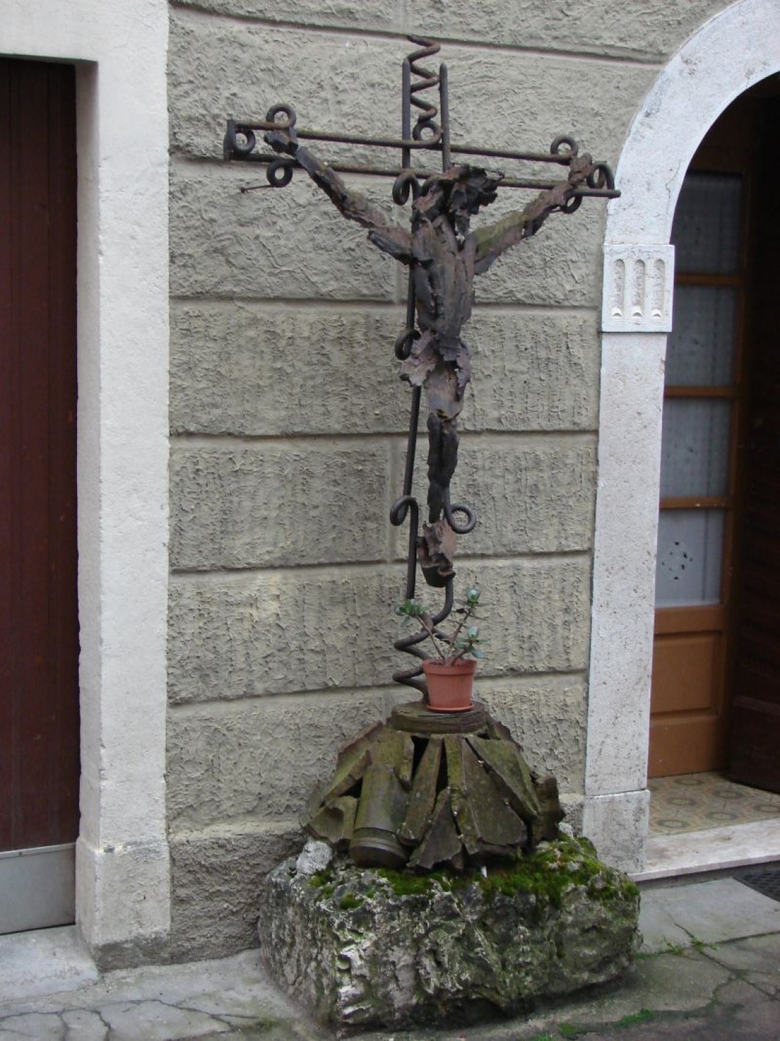 križ pred cerkvijo sv.Marjete v Posini