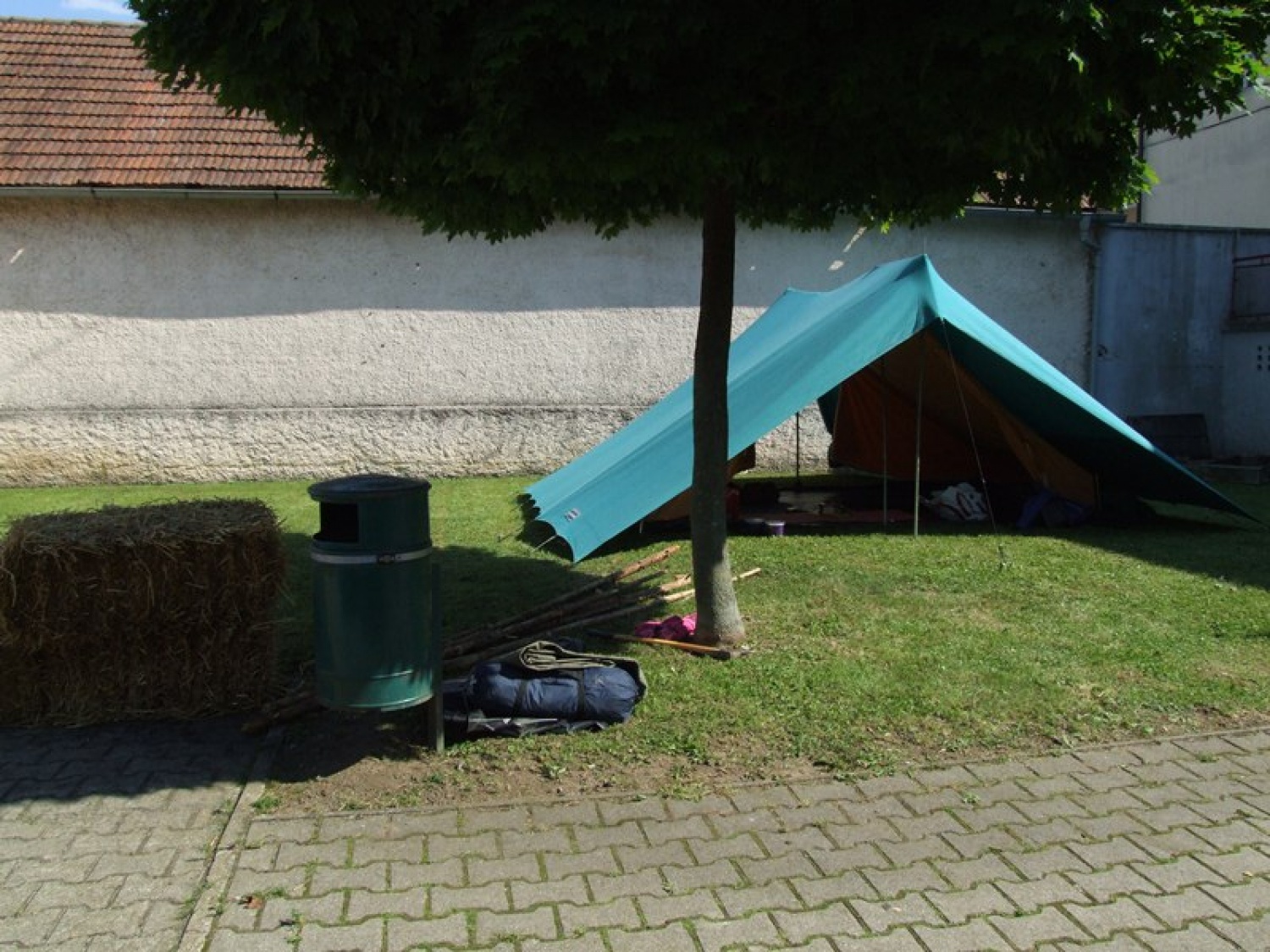 Postavili tabor v mestu