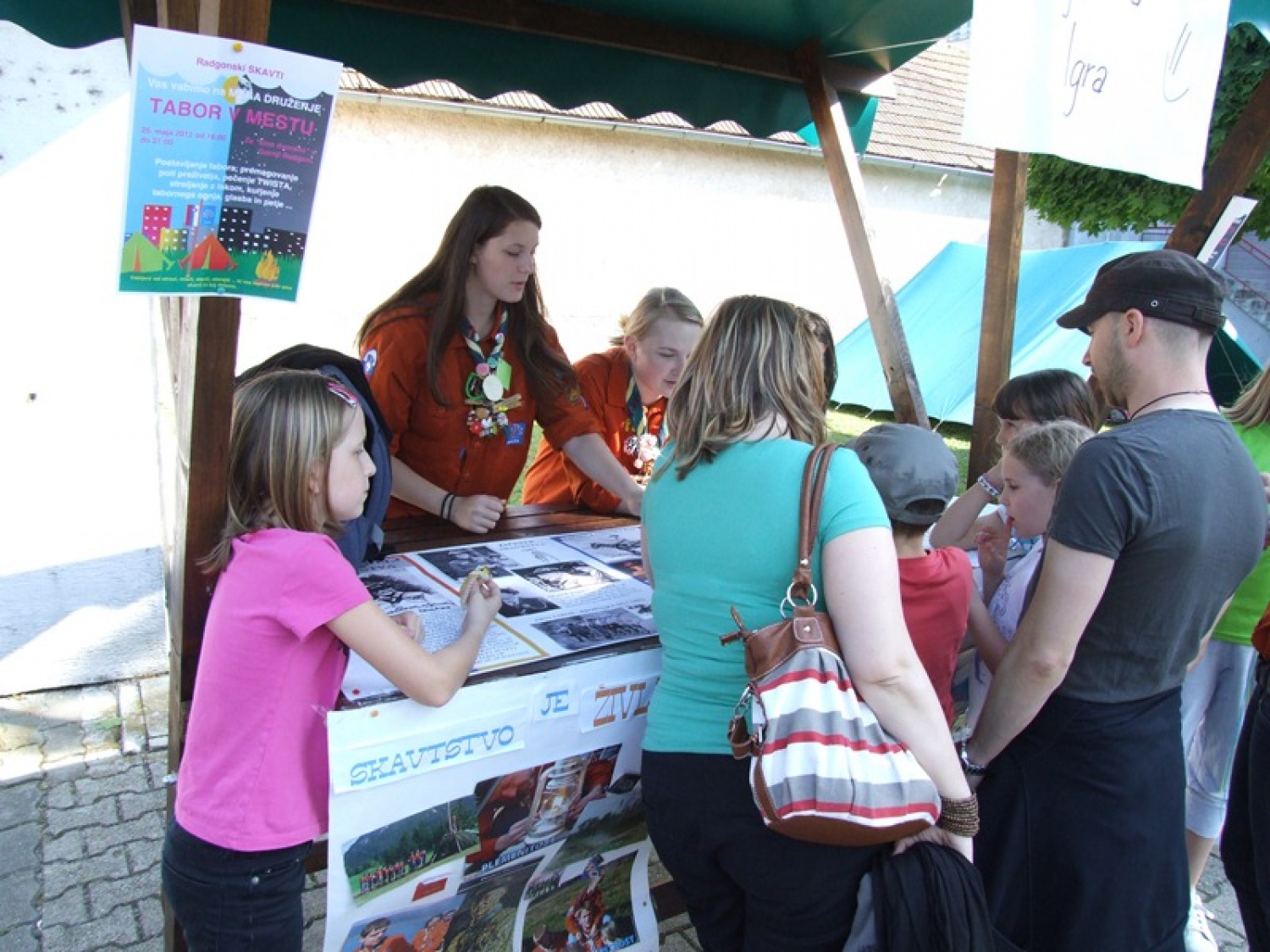 Postavili tabor v mestu