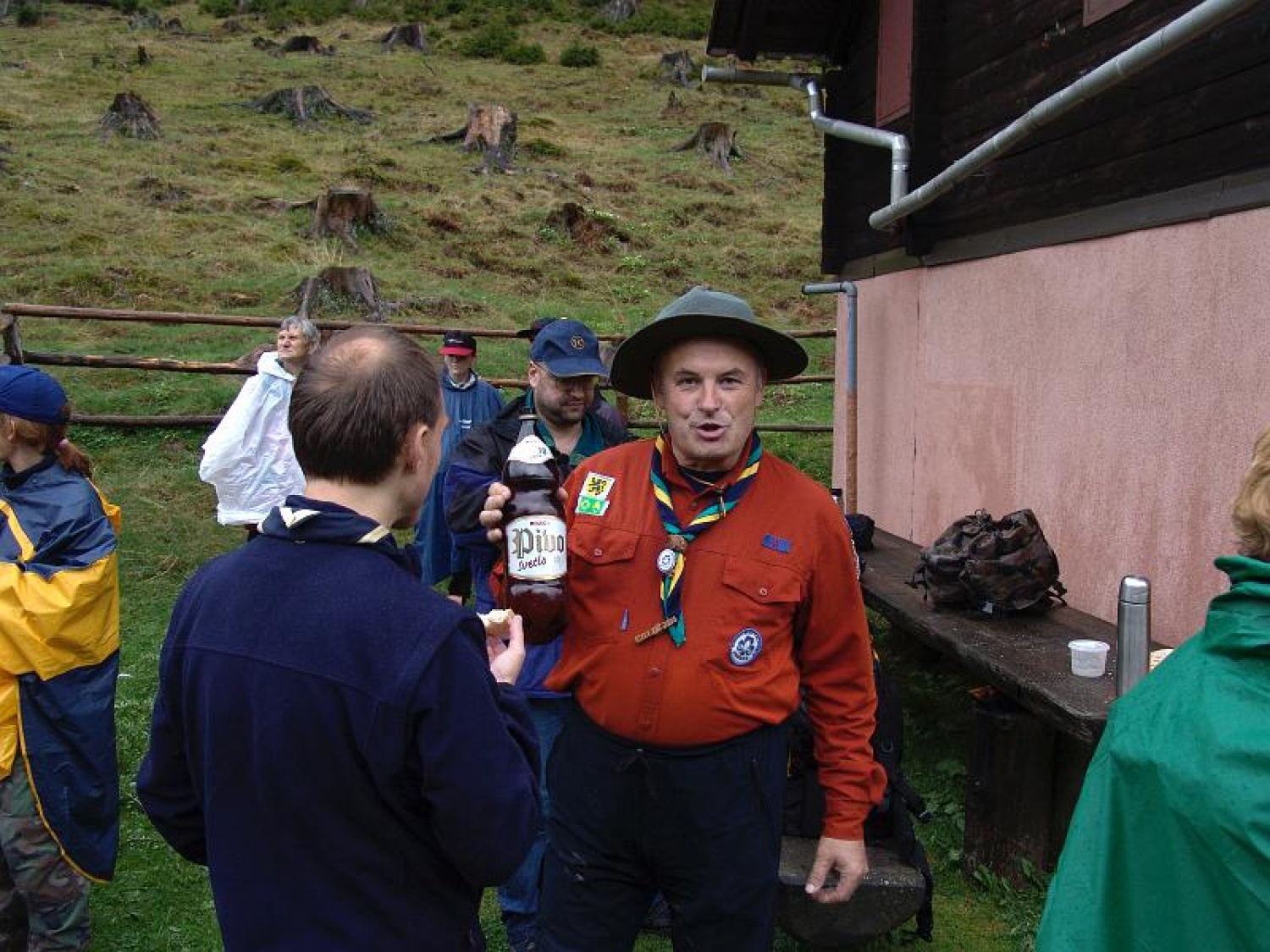 Narcise ali klučavnice krase pobočja Golice