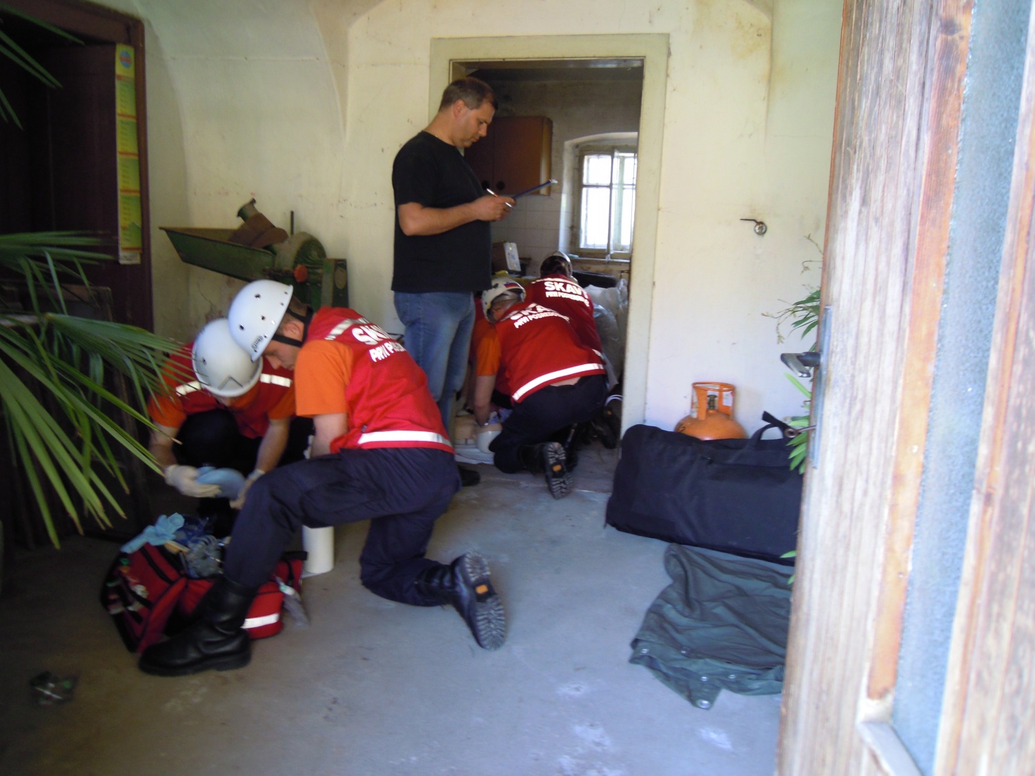 Ocena stanja poškodovancev in oživljanje pod budnim očesom ocenjevalca- profesionalega reševalca