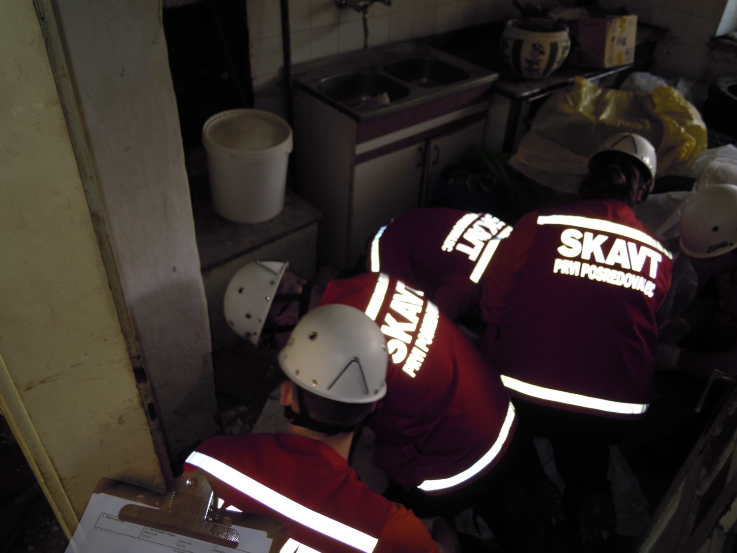 Oživljanje mame in dojenčka v majhni kuhinji