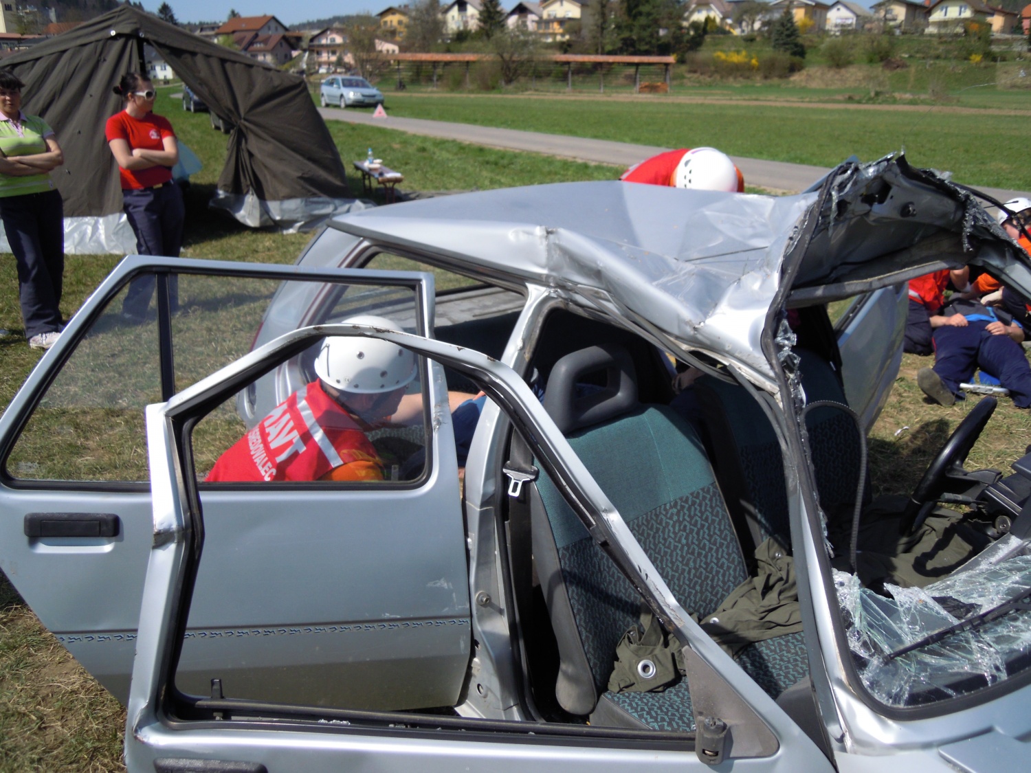 Oskrba poškodovanke v avtomobilu