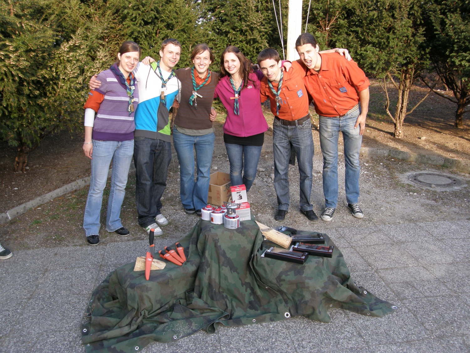 Del skvoja za zmagovalnim odrom, ki se šibi pod nagradami