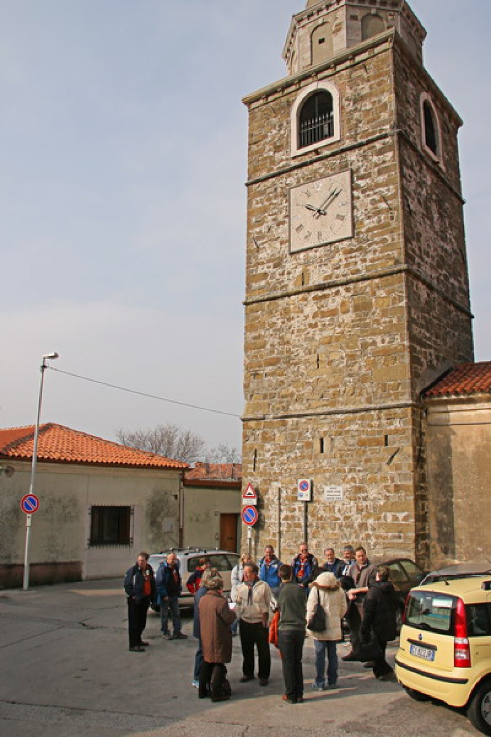 Dobili smo se ob zvoniku pred cerkvijo v Boljuncu