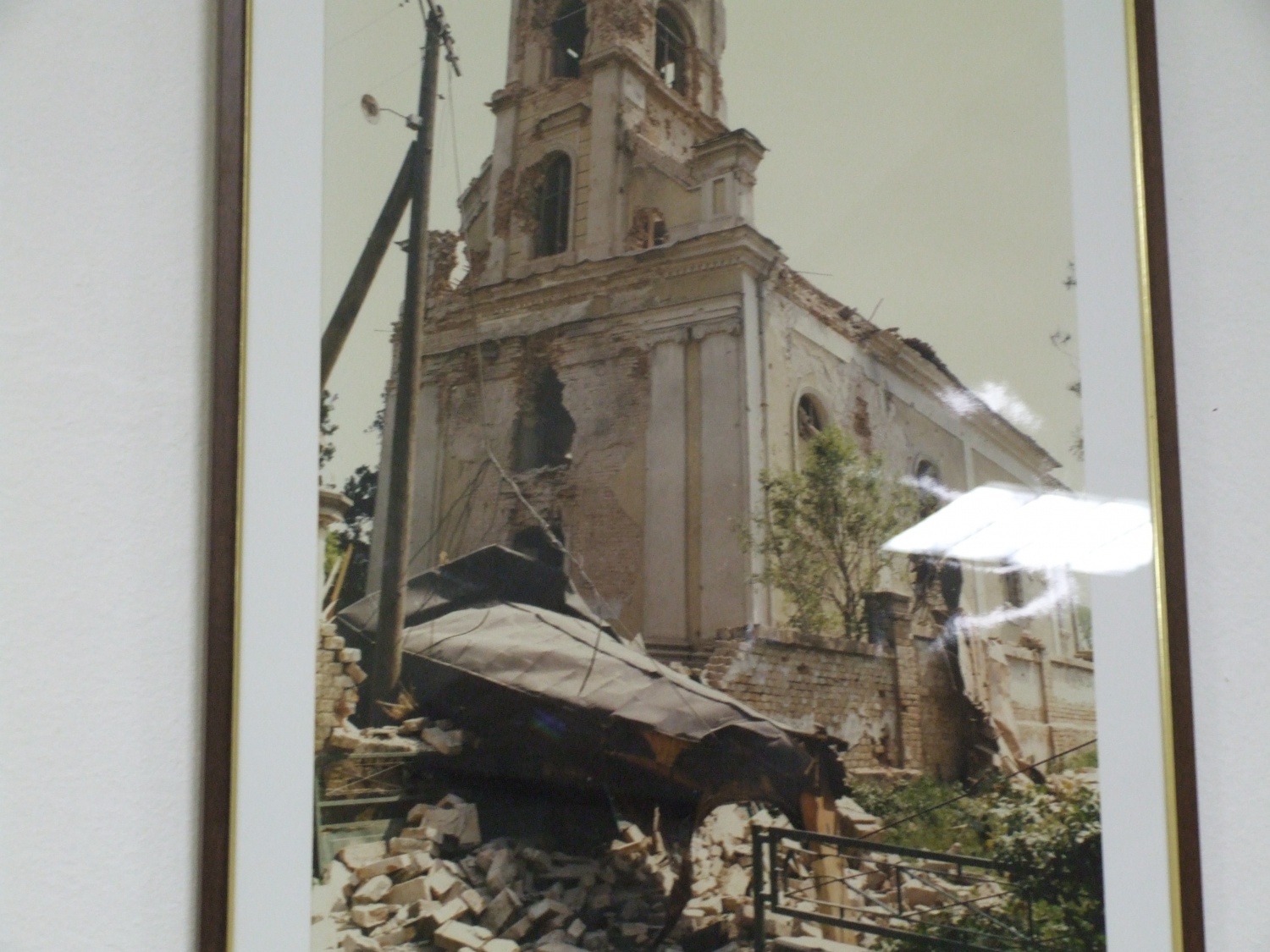 zbrisati katoliške cerkve in ljudi