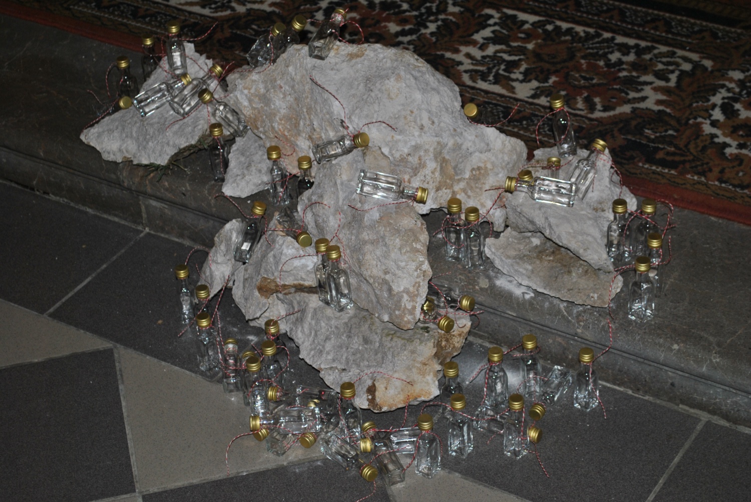 gorčična semena, stekleničke, gora