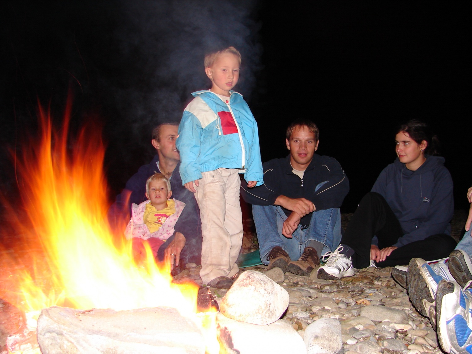Radosti ob večernem ognju, na katerem je odlični kuharski mojster spekel ribe.