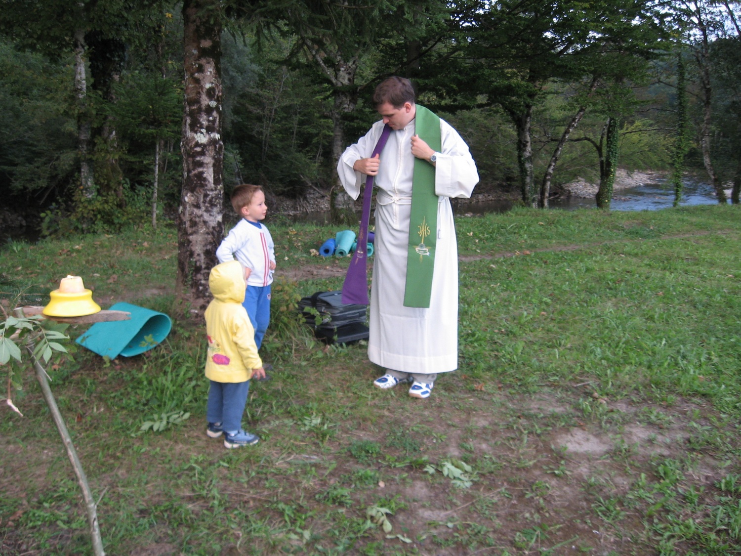 Trebanjski kaplan Sebastjan Likar pri pripravah na sveto mašo v naravi.