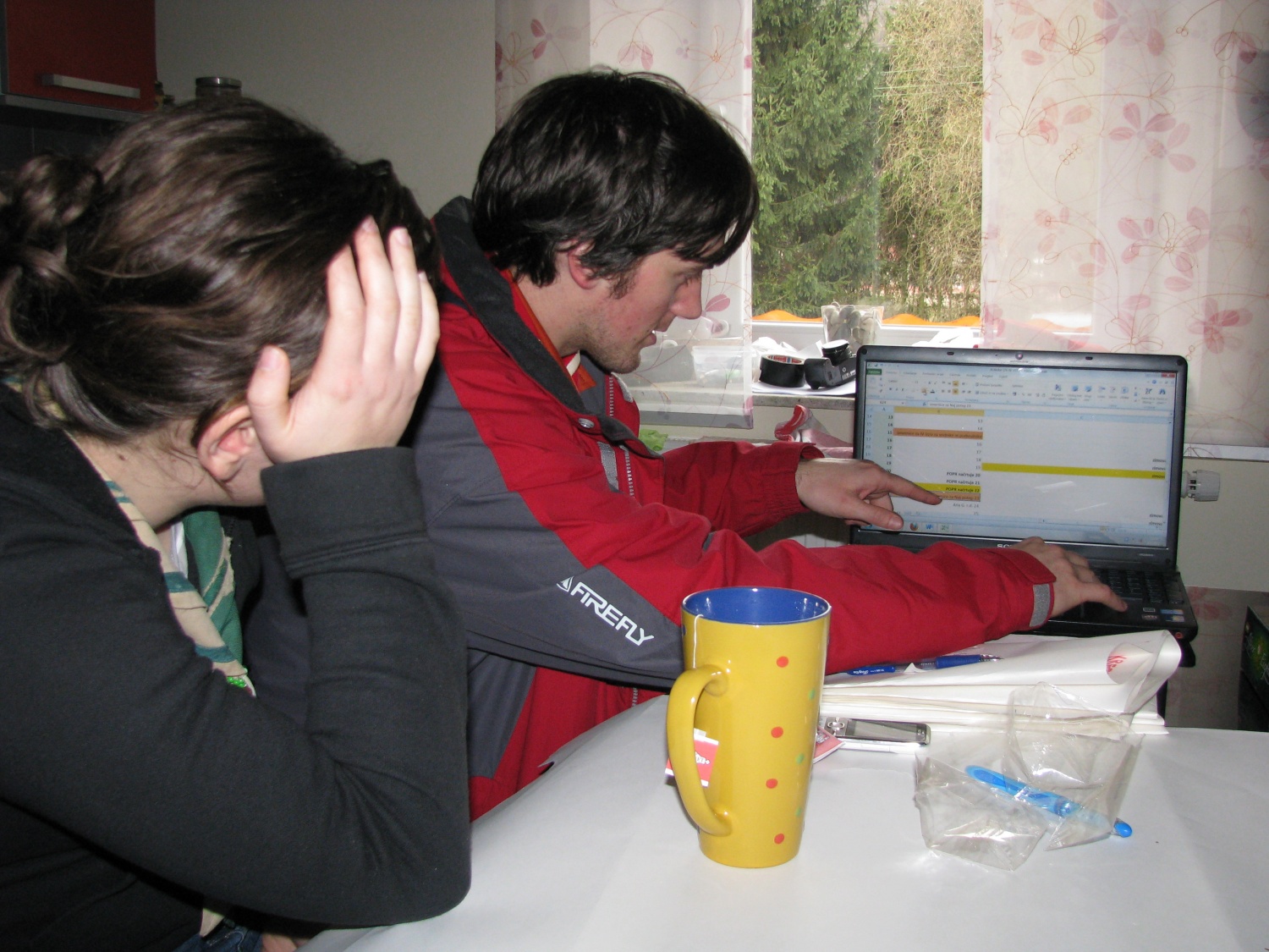 Ana se drži za glavo ob pregledu časovnice