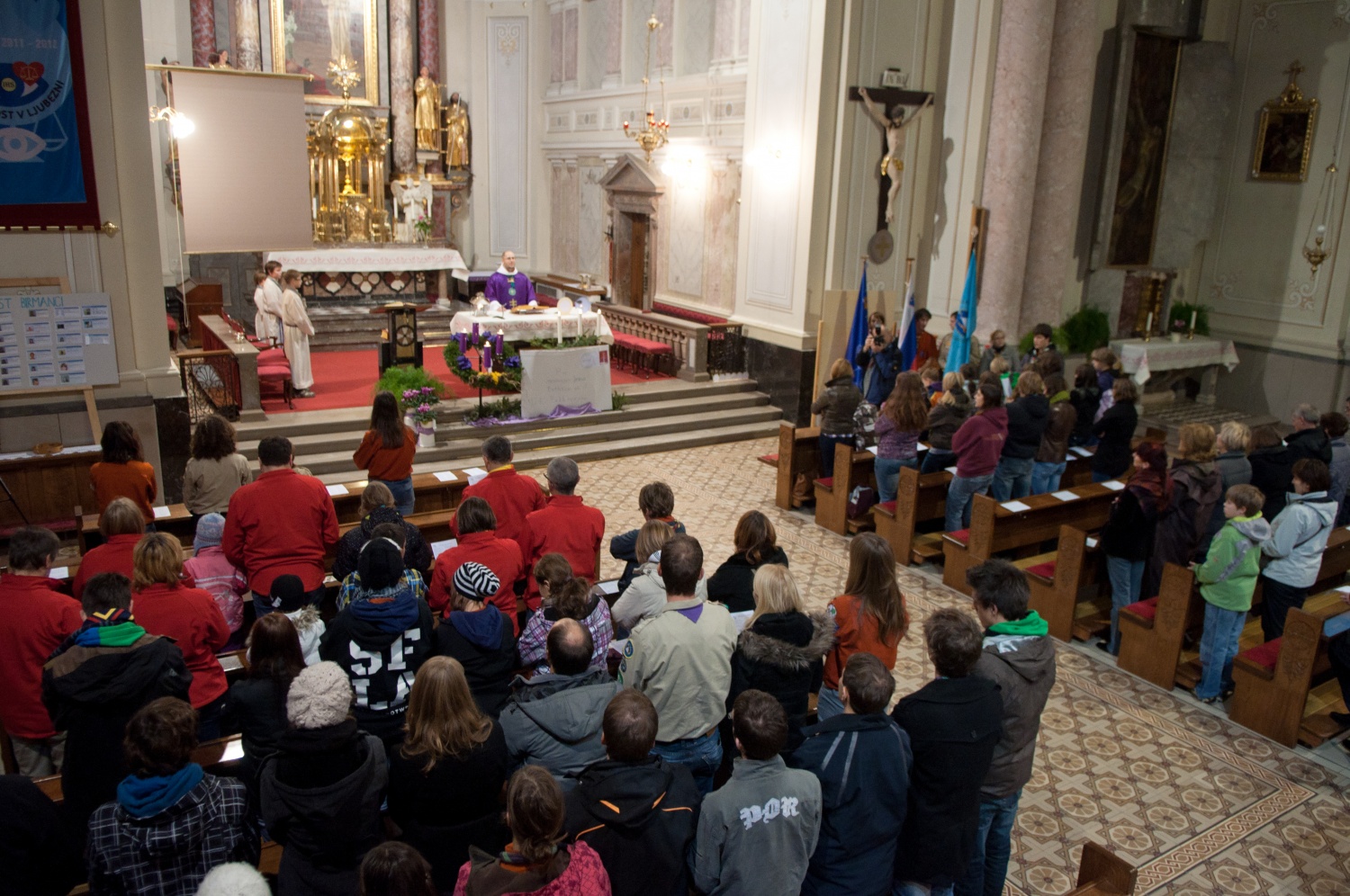 Sveti Vid ugleda Luč miru iz Betlehema (FOTO)