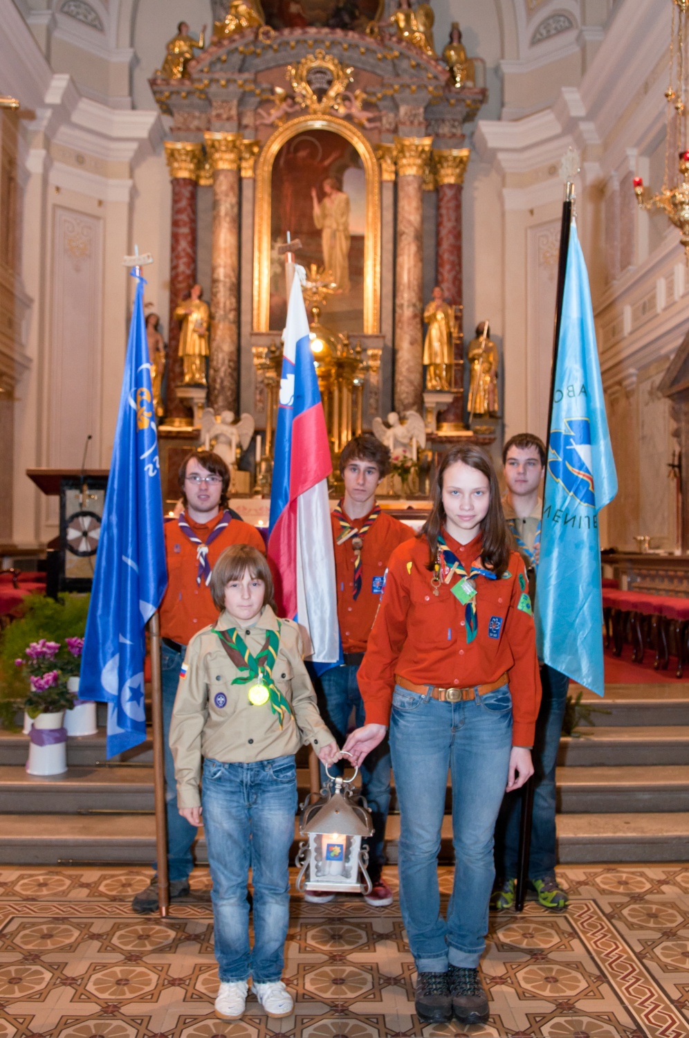 Sveti Vid ugleda Luč miru iz Betlehema (FOTO)