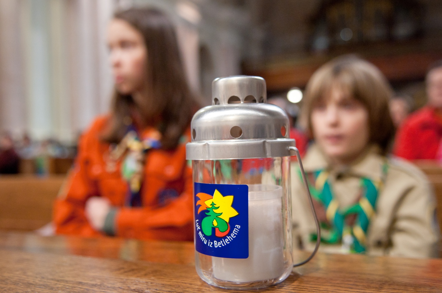 Sveti Vid ugleda Luč miru iz Betlehema (FOTO)