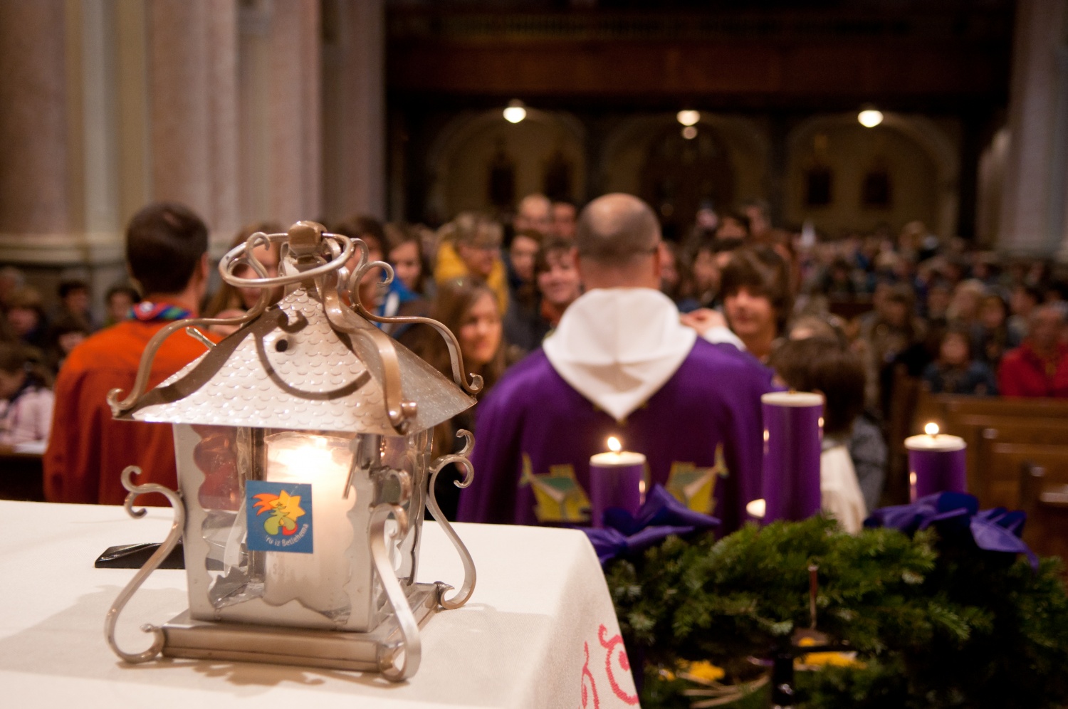 Sveti Vid ugleda Luč miru iz Betlehema (FOTO)