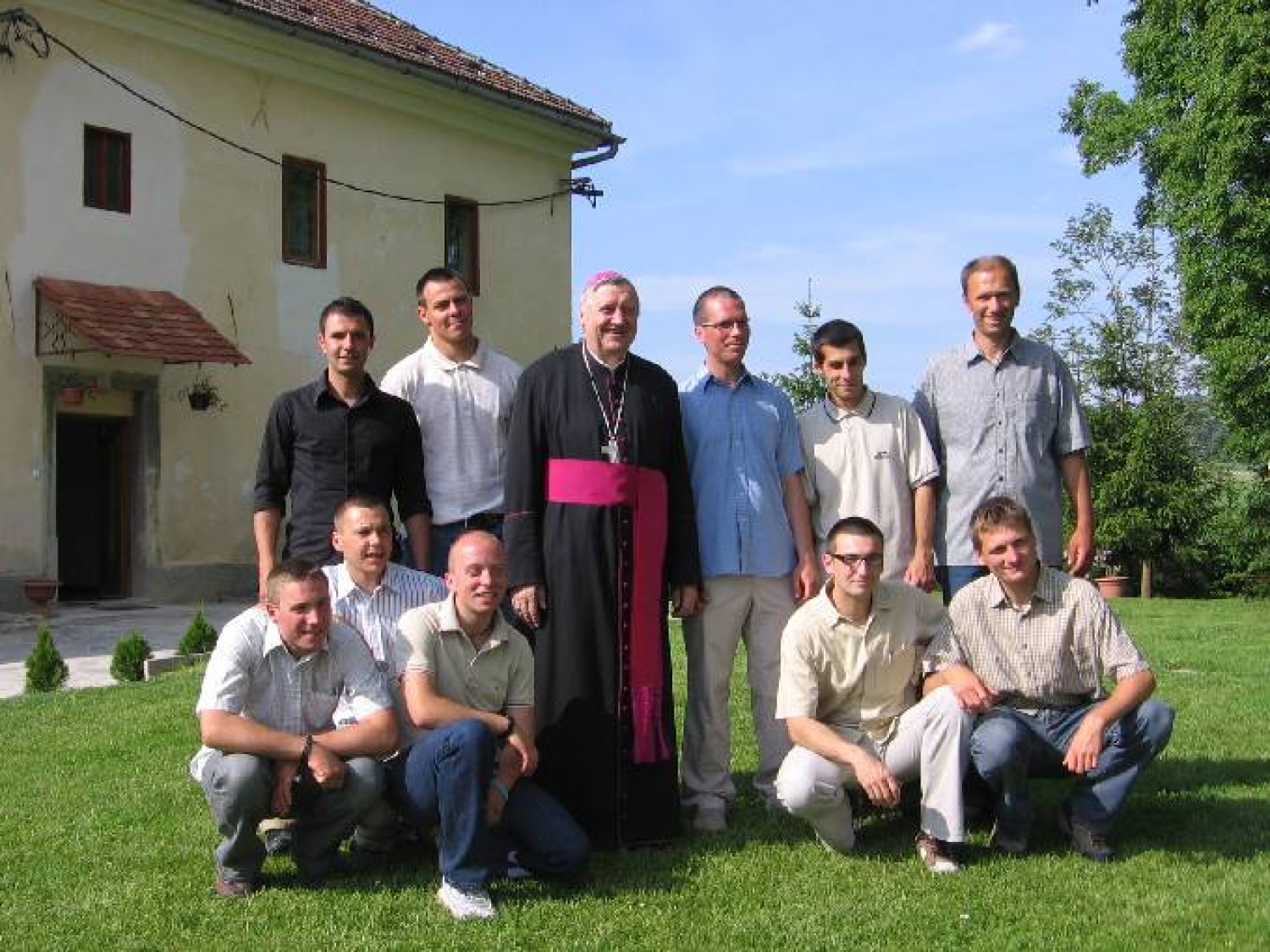 Nadškof Alojzij in fantje