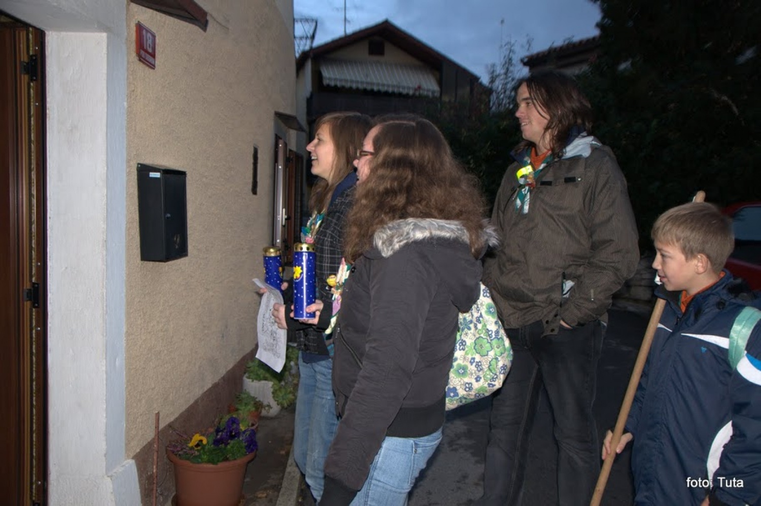 Trkanje na vrata domačinov