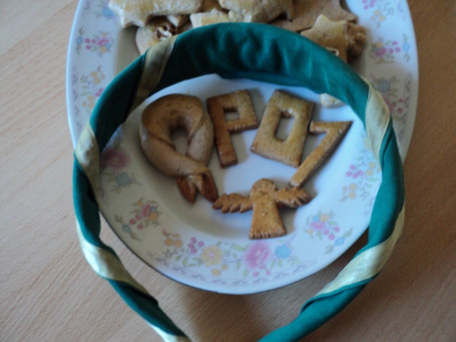 Kanja v škatli, *cimet v pečici in bela čokolada, ki ni zavita v foljo, ker je bil svizec na bolniški.