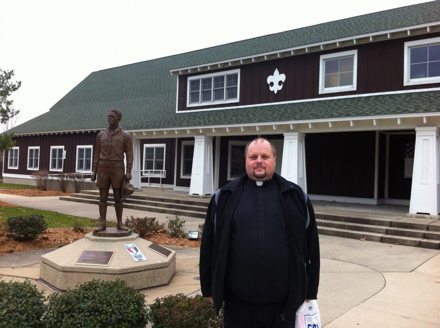 pred skavtskim centrom v Belmontu