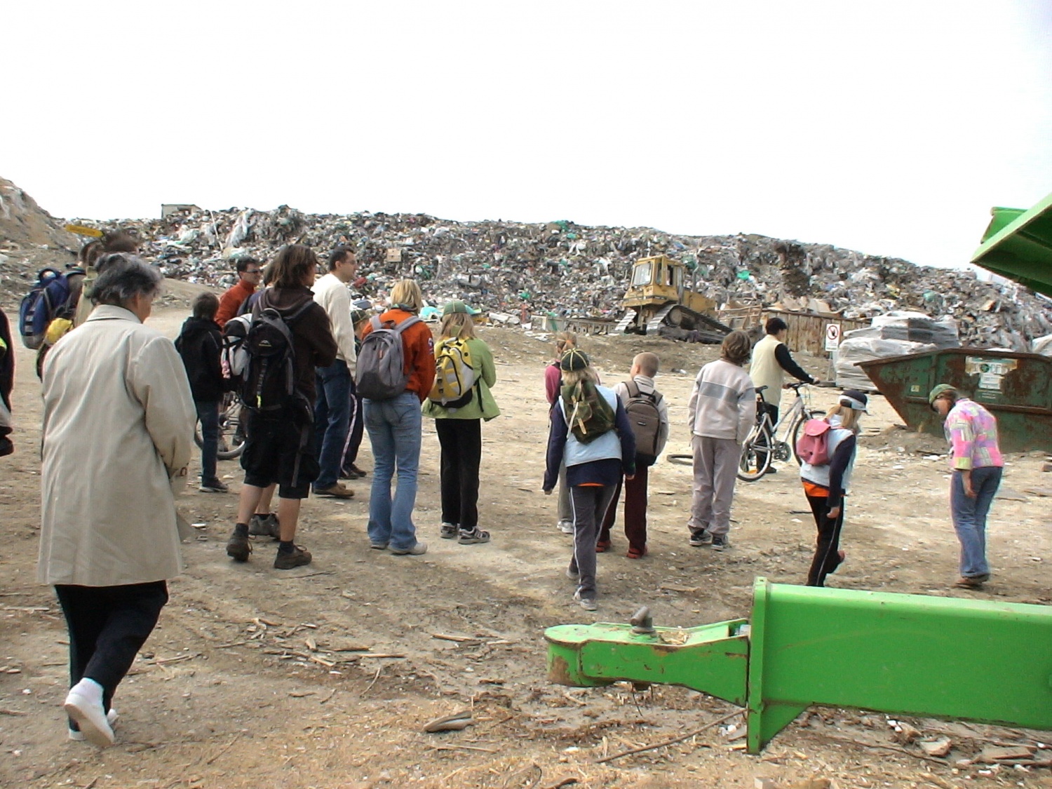 ODPADKE TAKOJ PREKRIJEJO Z ZEMLJO
