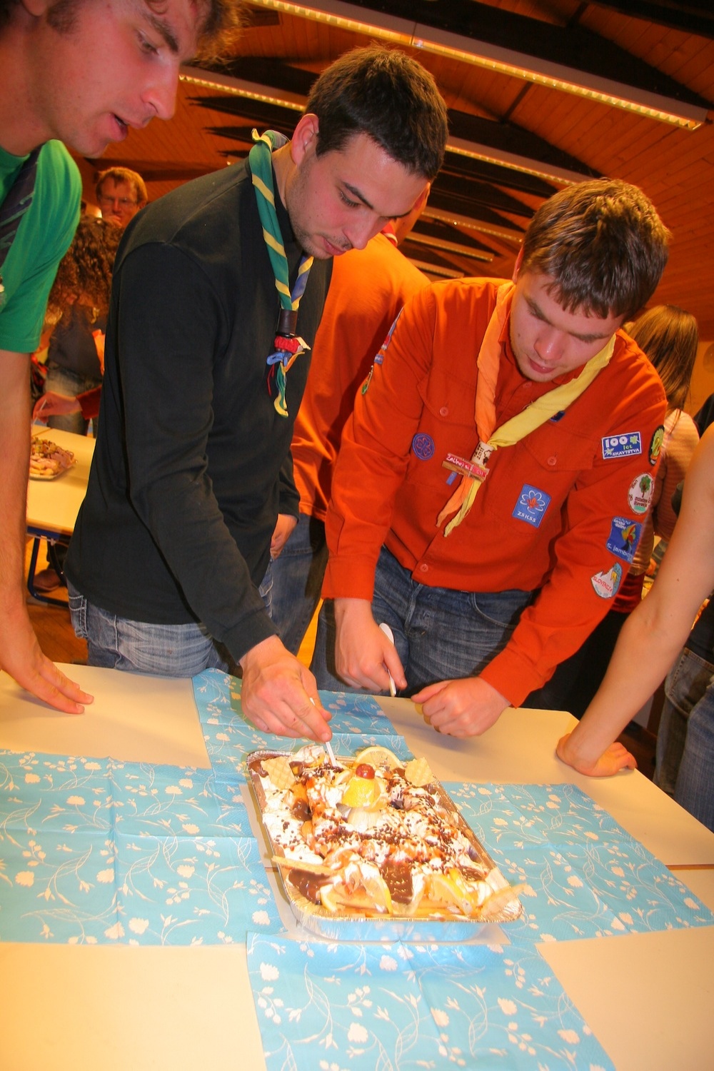 Strokovna žirija ocenjuje torte (DSV PP)