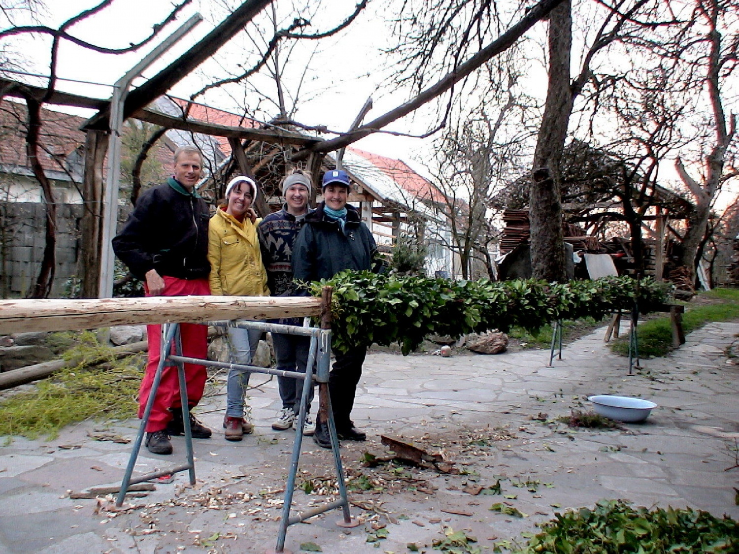 NEKAJ NAS JE ŠE OSTALO