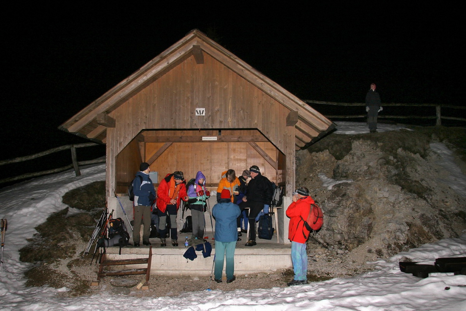 7. Malica pri koči pod vrhom Blegoša.