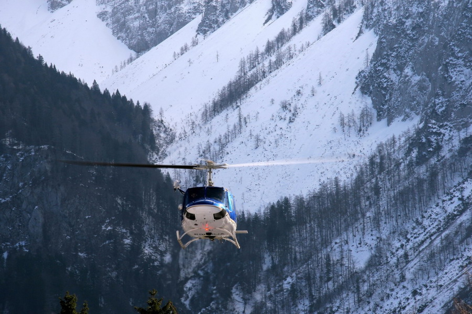 Helikopre z reševalci med vajo