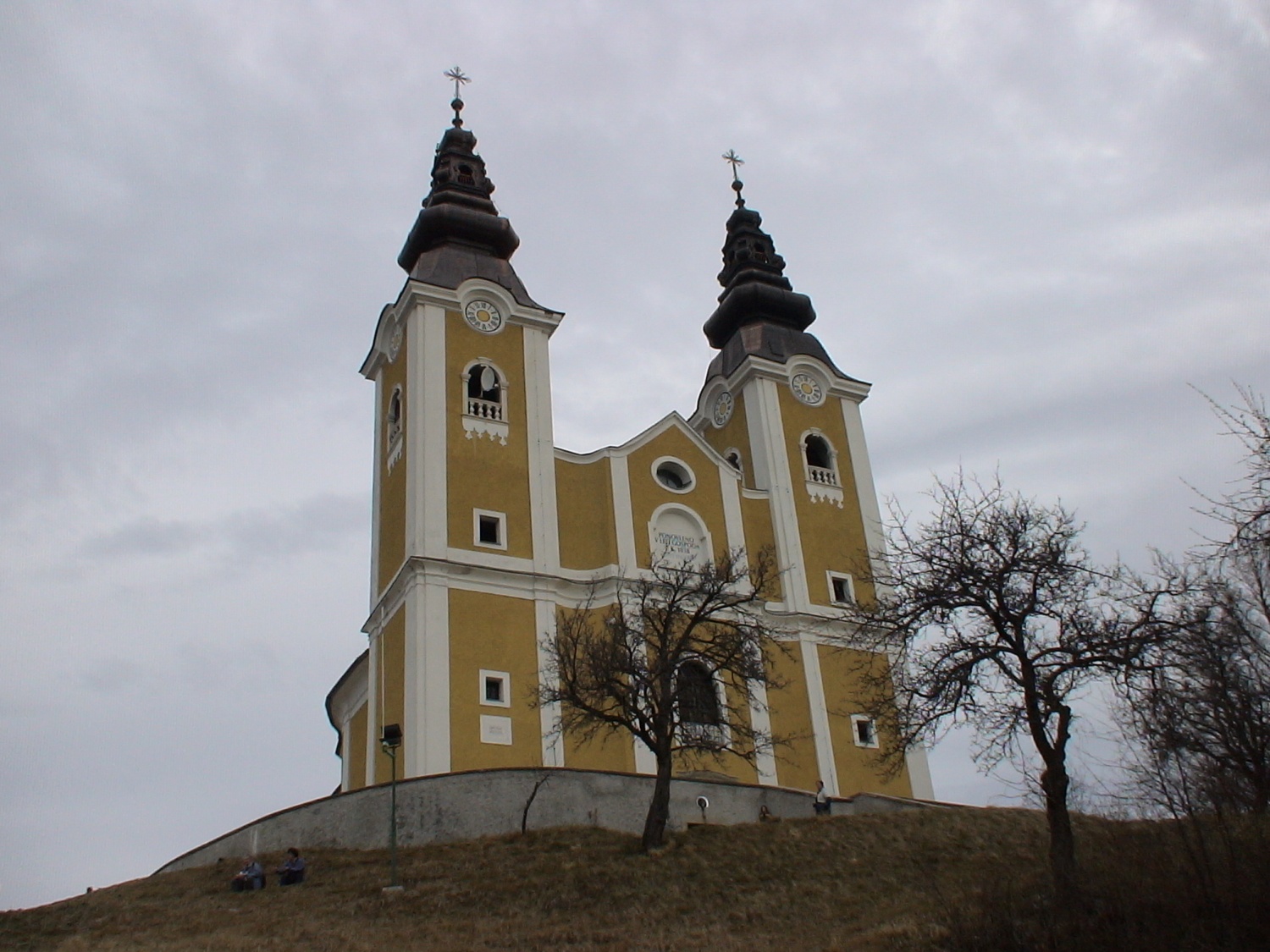 OKOLICA CERKVE  IN OLTARJI V CERKVI SVETEGA  KRIŽA