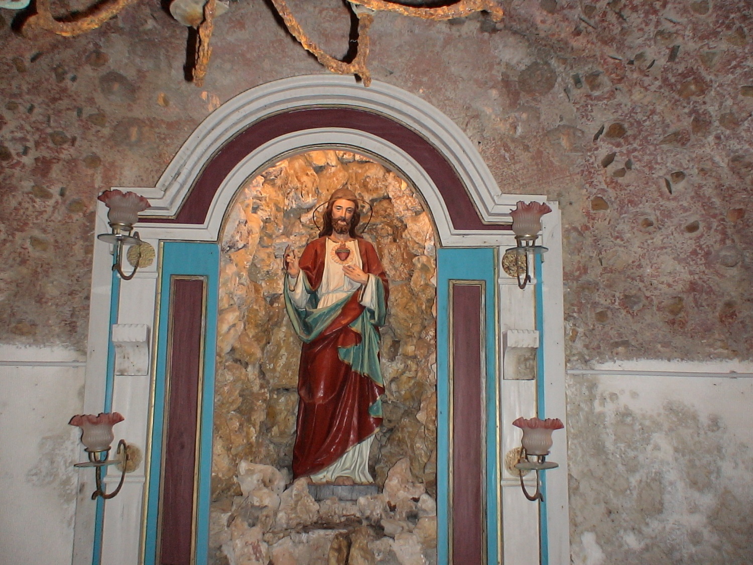 OKOLICA CERKVE  IN OLTARJI V CERKVI SVETEGA  KRIŽA