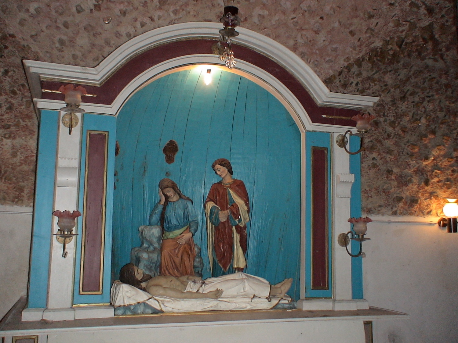 OKOLICA CERKVE  IN OLTARJI V CERKVI SVETEGA  KRIŽA