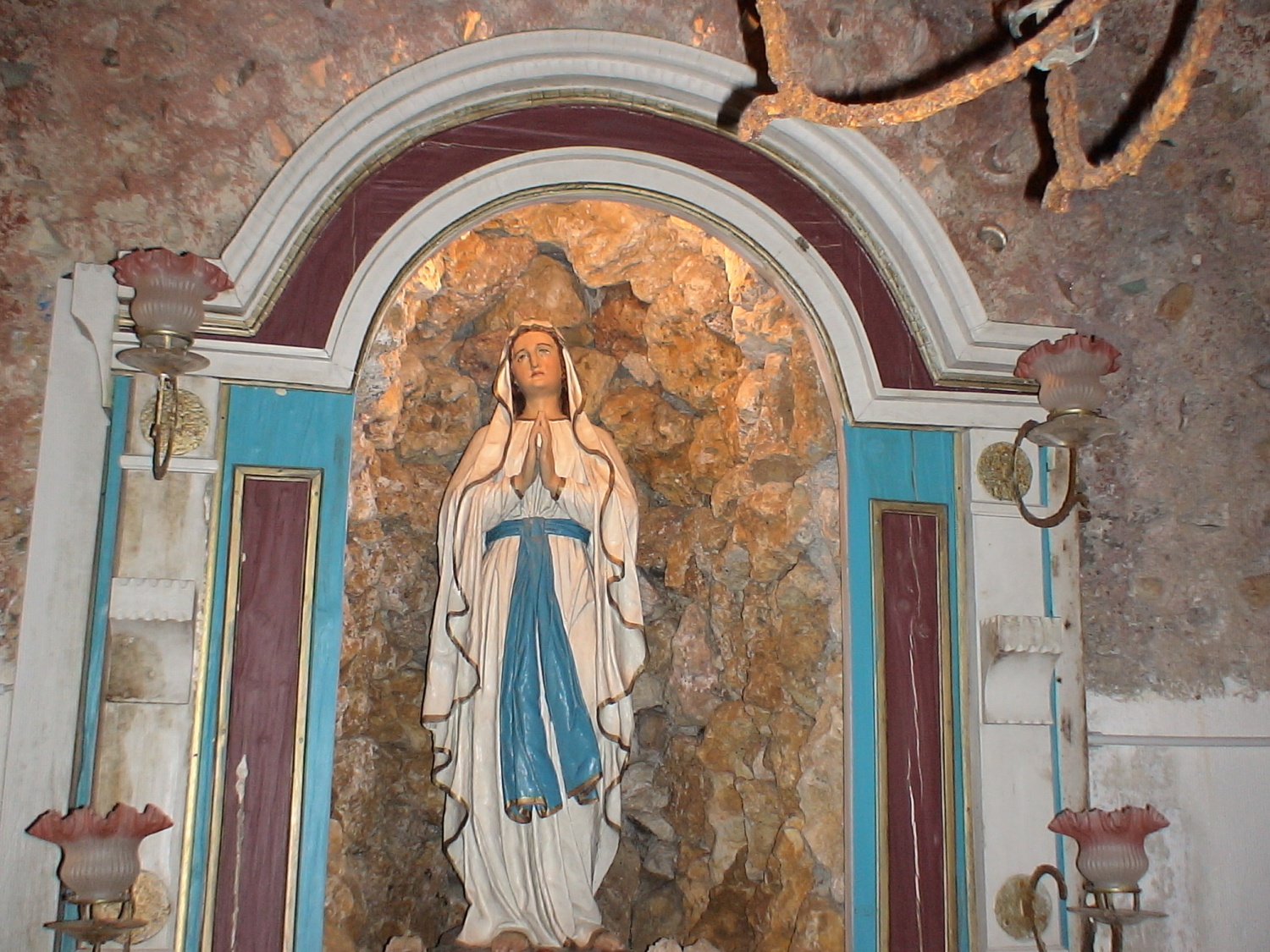 OKOLICA CERKVE  IN OLTARJI V CERKVI SVETEGA  KRIŽA