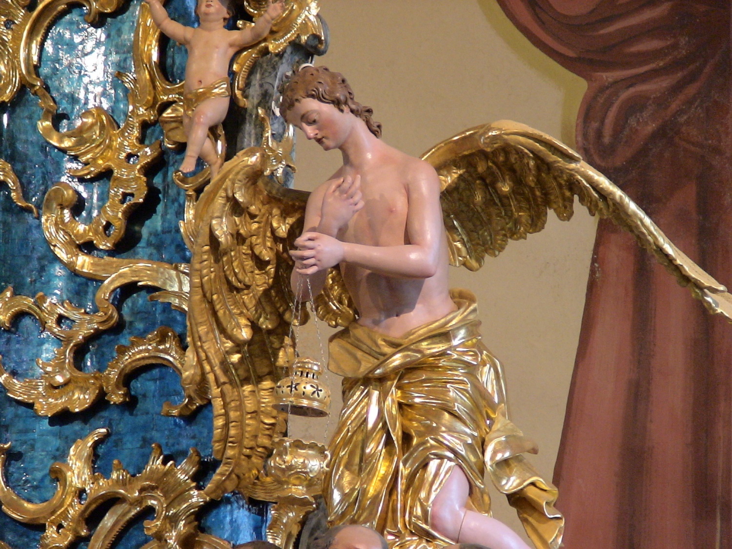 OKOLICA CERKVE  IN OLTARJI V CERKVI SVETEGA  KRIŽA