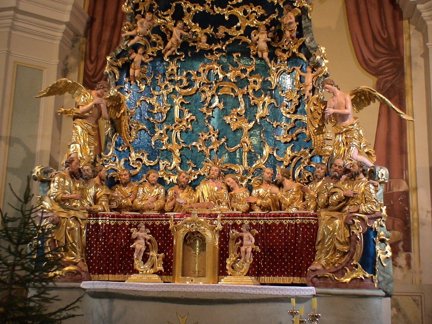 OKOLICA CERKVE  IN OLTARJI V CERKVI SVETEGA  KRIŽA