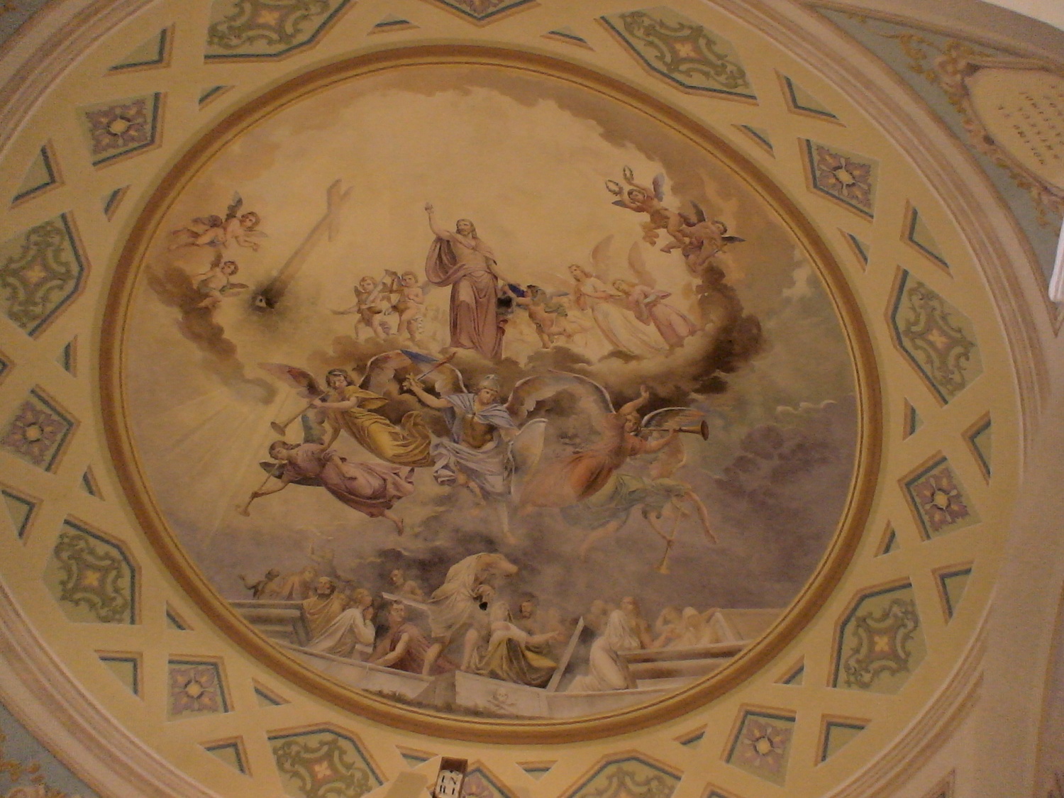 OKOLICA CERKVE  IN OLTARJI V CERKVI SVETEGA  KRIŽA