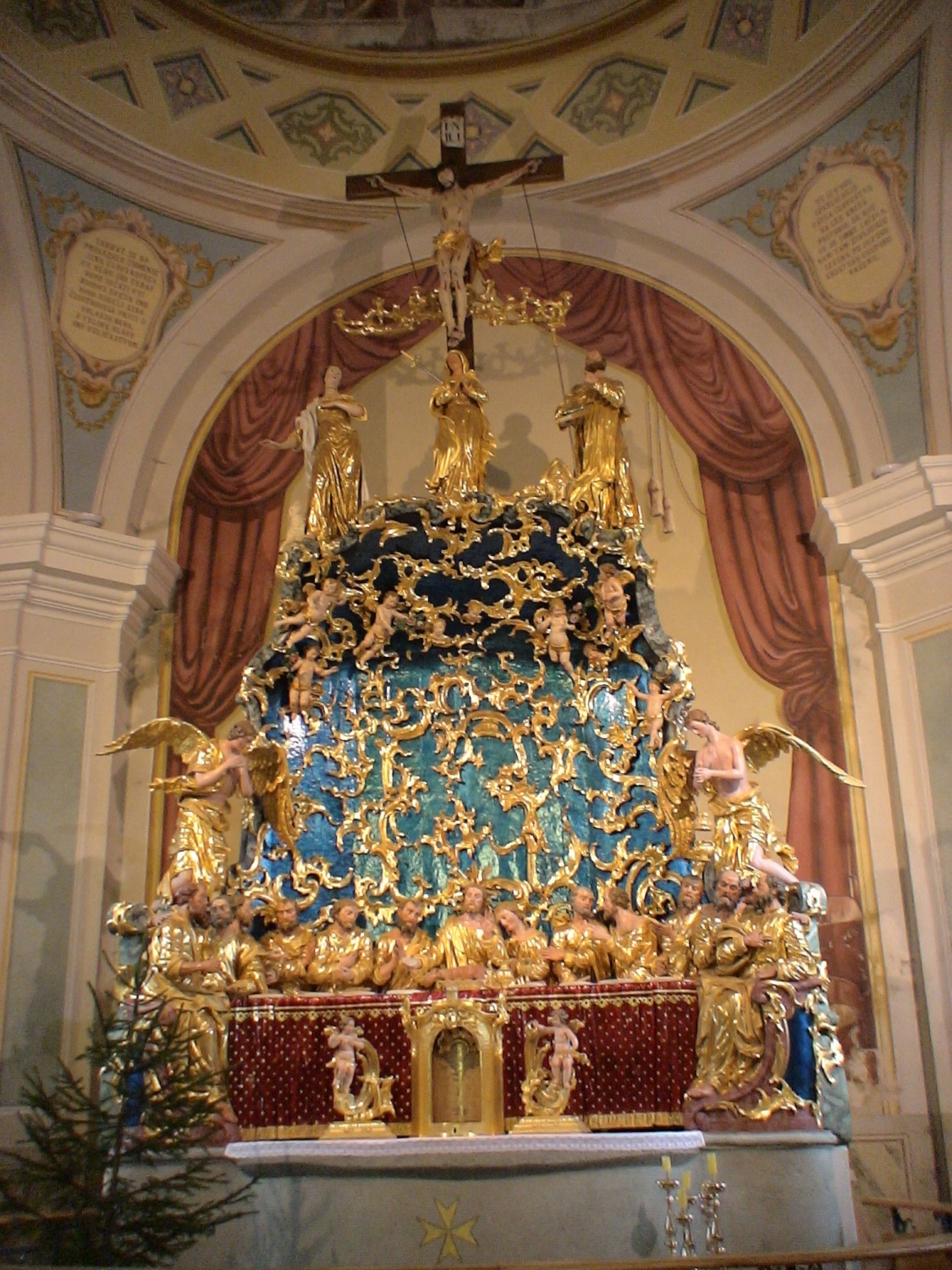 OKOLICA CERKVE  IN OLTARJI V CERKVI SVETEGA  KRIŽA