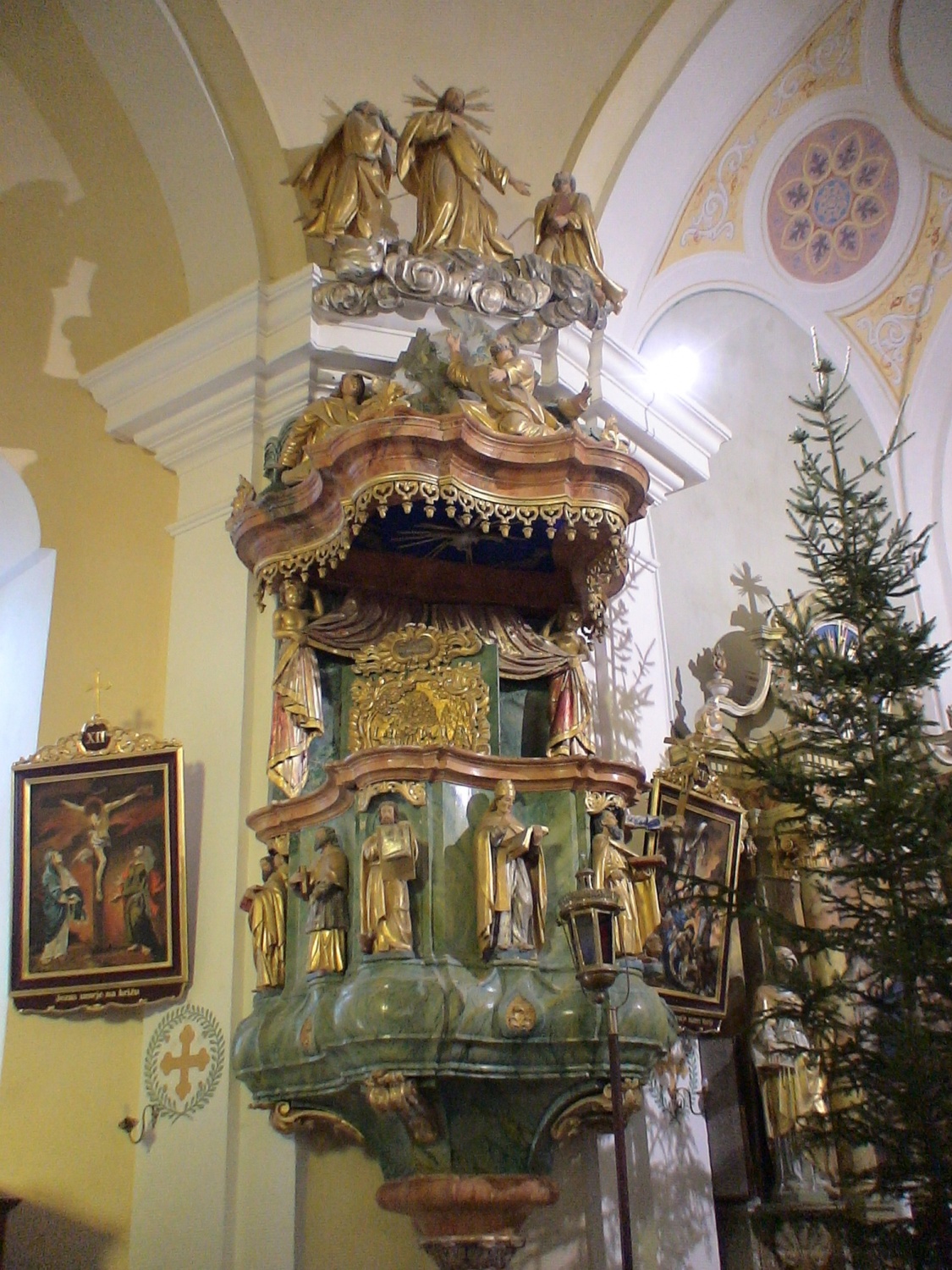 OKOLICA CERKVE  IN OLTARJI V CERKVI SVETEGA  KRIŽA