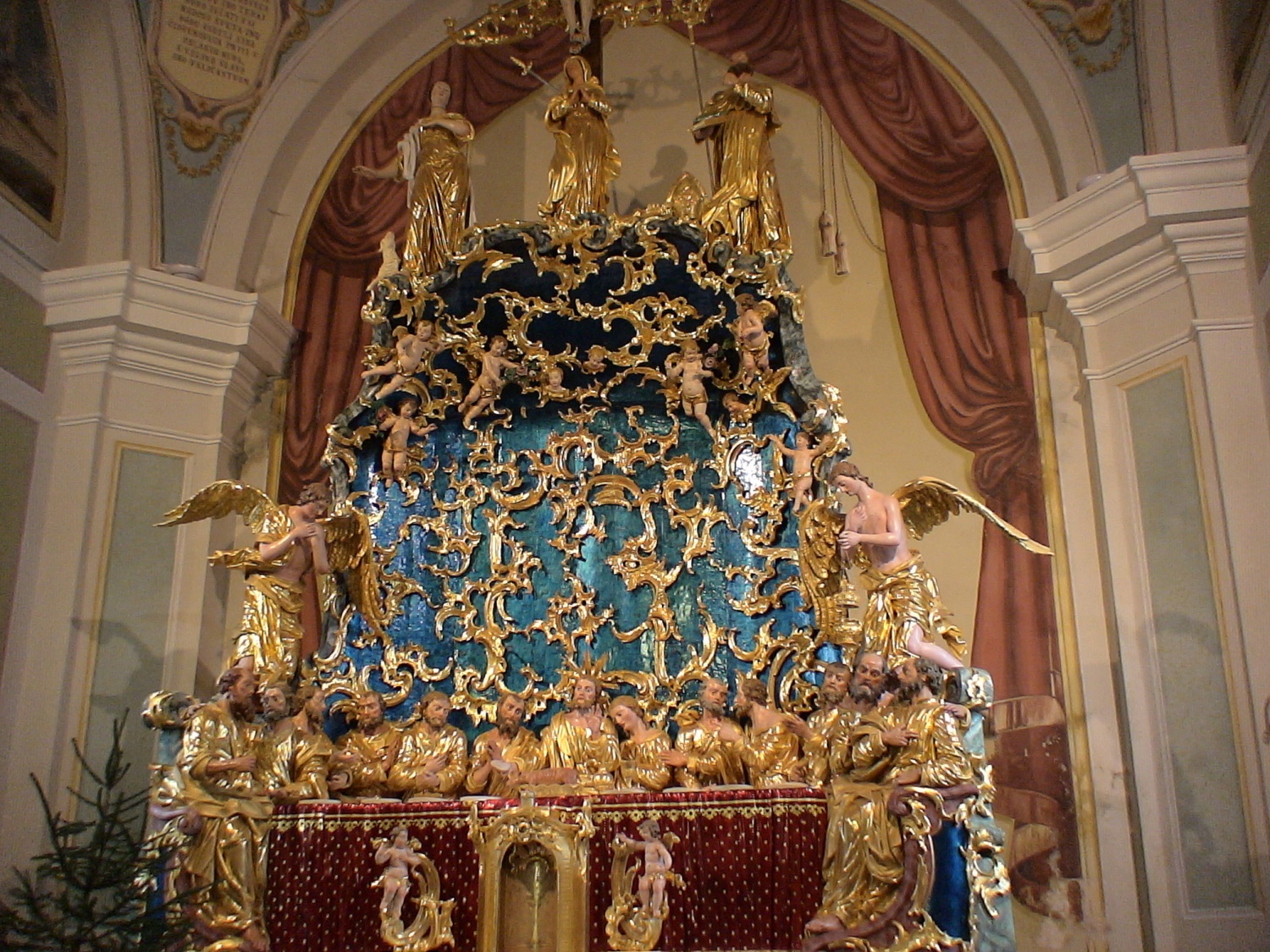 OKOLICA CERKVE  IN OLTARJI V CERKVI SVETEGA  KRIŽA