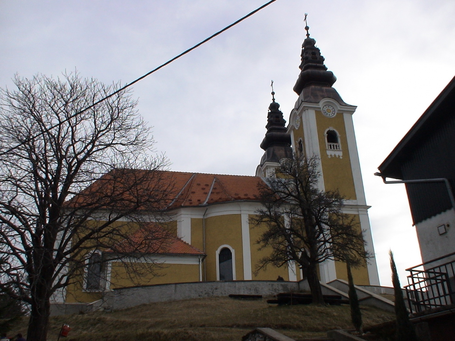 OKOLICA CERKVE  IN OLTARJI V CERKVI SVETEGA  KRIŽA