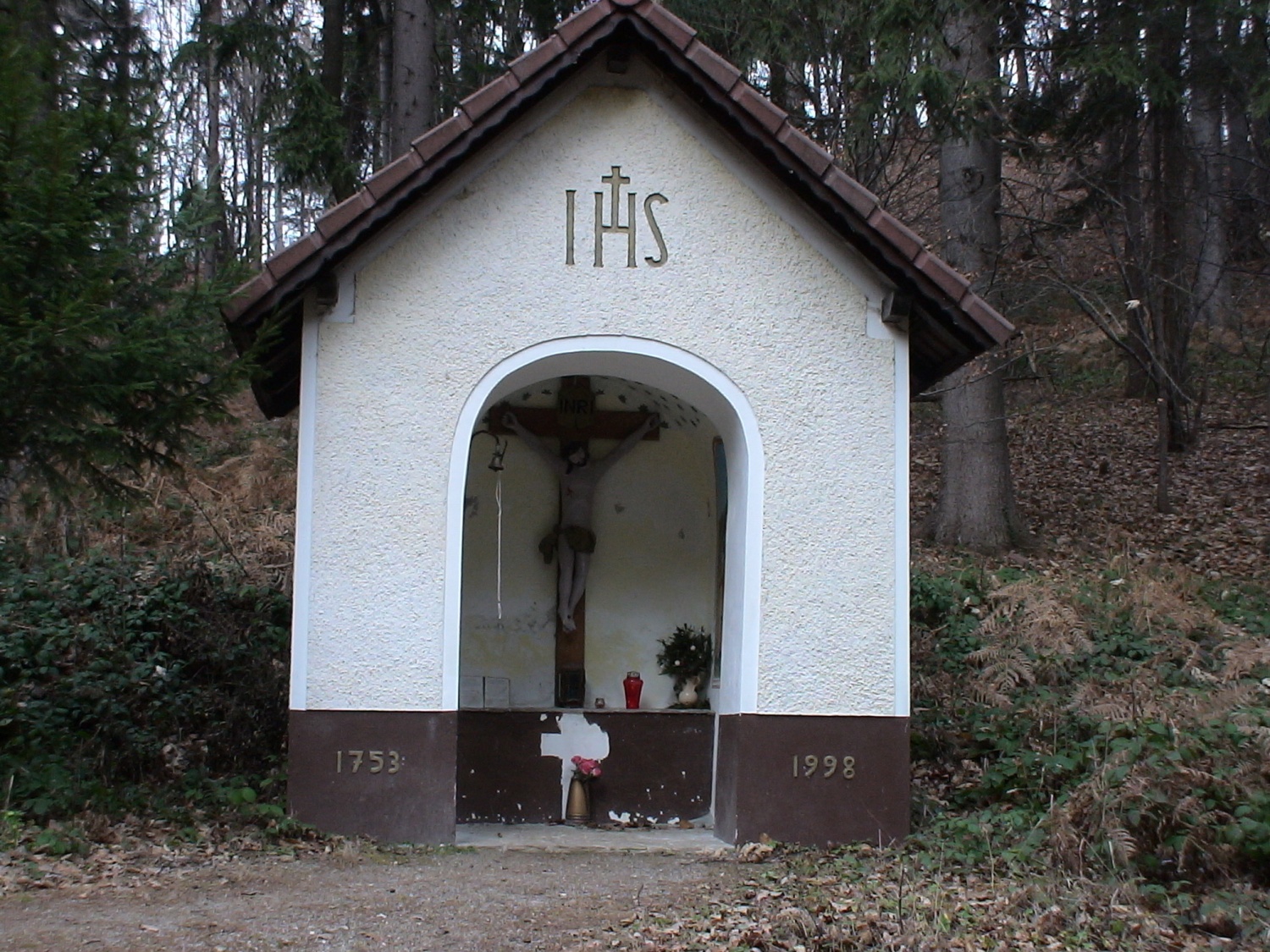 OKOLICA CERKVE  IN OLTARJI V CERKVI SVETEGA  KRIŽA