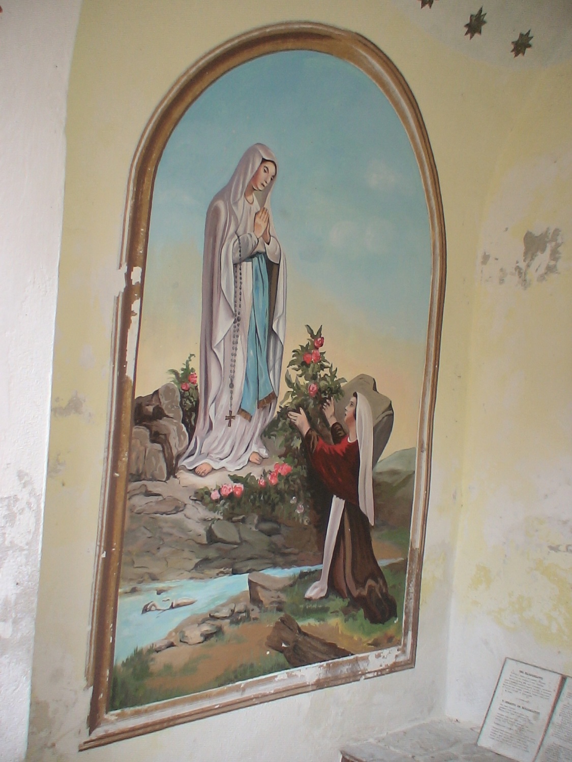 OKOLICA CERKVE  IN OLTARJI V CERKVI SVETEGA  KRIŽA